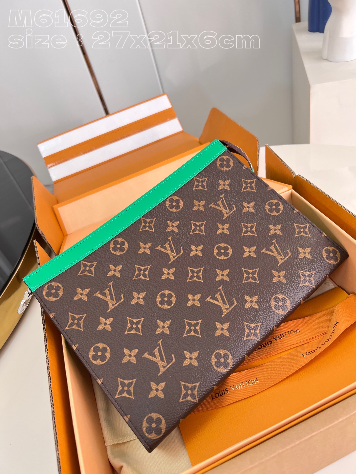 NO:401201,【Exclusive real photo M61692 green】with high-quality packaging as shown in the picture, made of the brand new iconic Monogram Eclipse canvas, this new Pochette Voyage medium-sized handbag with tough style can easily store personal items. 27 x 21 x 6 cm (length x height x width) ns.320, LV [original leather], louis vuitton19860909【独家实拍 M61692绿】配如图精品包装 由全新标志性 Monogram Eclipse 帆布裁制而成,此款风格硬朗的全新 Pochette Voyage 中号手袋可轻松收纳个人物品.27 x 21 x 6厘米(长度 x 高 x 宽) ns.320,LV【原厂皮】,louis vuitton,Bag