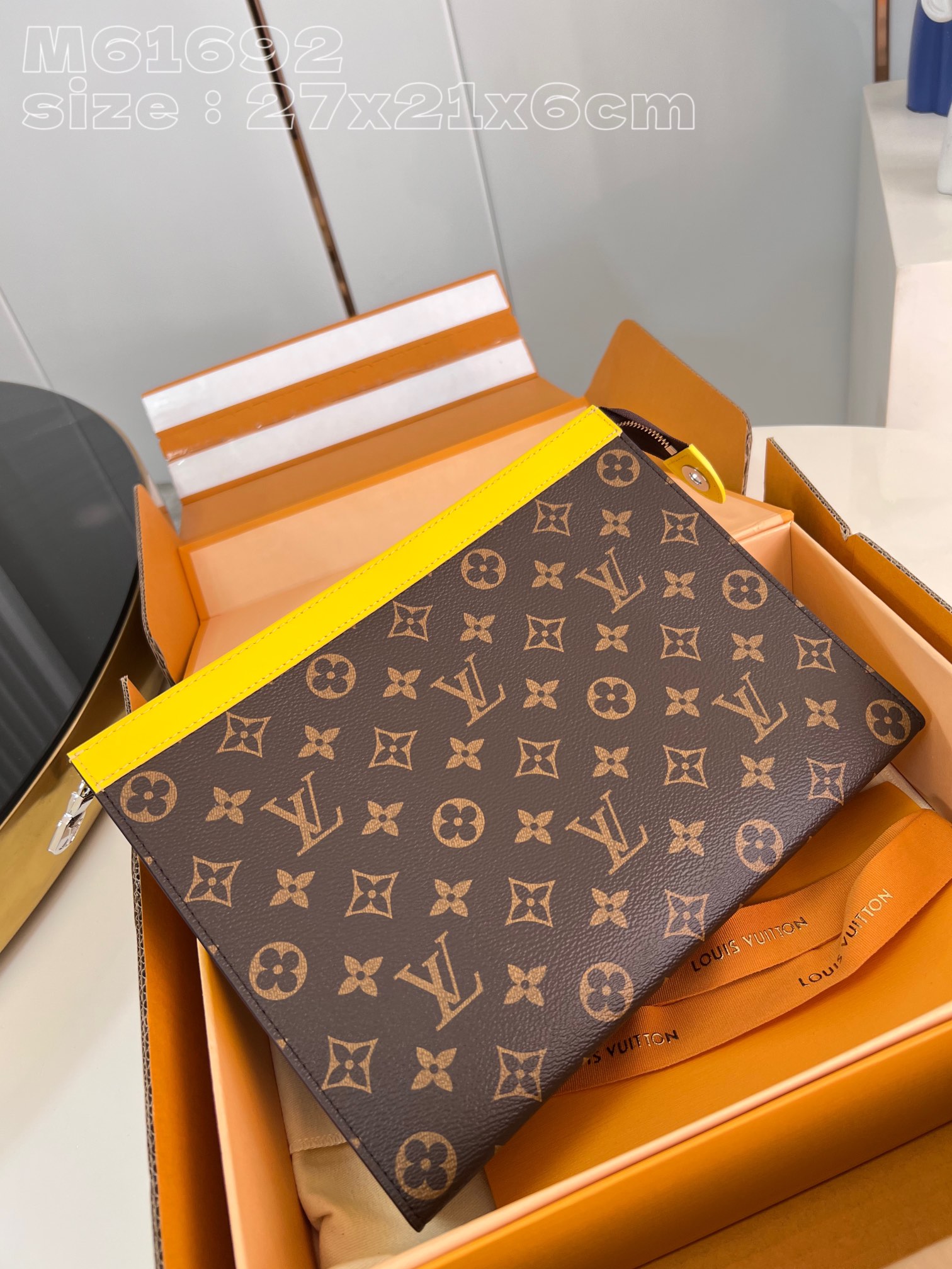 NO:401181,【Exclusive real photo M61692 yellow】with high-quality packaging as shown in the picture, made of the brand new iconic Monogram Eclipse canvas, this new Pochette Voyage medium-sized handbag with tough style can easily store personal items. 27 x 21 x 6 cm (length x height x width) ns.320, LV [original leather], louis vuitton19860909【独家实拍 M61692黄】配如图精品包装 由全新标志性 Monogram Eclipse 帆布裁制而成,此款风格硬朗的全新 Pochette Voyage 中号手袋可轻松收纳个人物品.27 x 21 x 6厘米(长度 x 高 x 宽) ns.320,LV【原厂皮】,louis vuitton,Bag