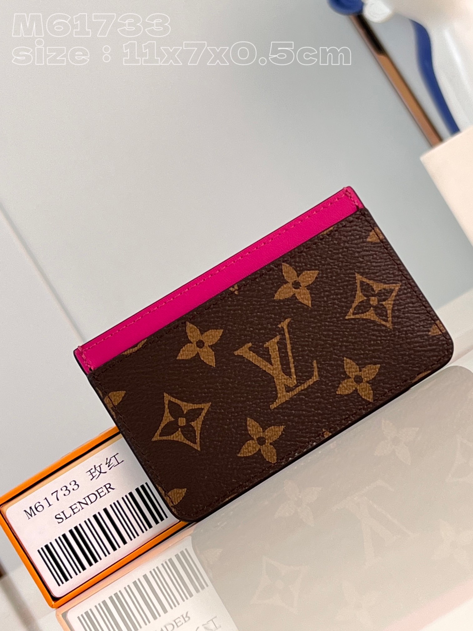 NO:401165,【Exclusive real photo M61733 Rose】M82873 This small card clip is made of Monogram Macassar coated canvas, which synchronizes bright tones for cowhide leather trim and exquisite lining. The interior space can accommodate large cards and notes, and the external mezzanine is convenient for picking up and holding bank cards and transportation cards. 11 x 7 x 0.5 cm (length x height x width) V.160, LV [original leather], louis vuitton, cowhide19860909【独家实拍 M61733玫】M82873 本款小号卡夹取材 Monogram Macassar 涂层帆布,为顶部牛皮革饰边和考究内衬同步渲染明亮色调.内部空间可容纳大号卡片和票据,外部夹层方便取放银行卡和交通卡.11 x 7 x 0.5厘米 (长度 x 高 x 宽) V.160,LV【原厂皮】,louis vuitton,cowhide,Bag