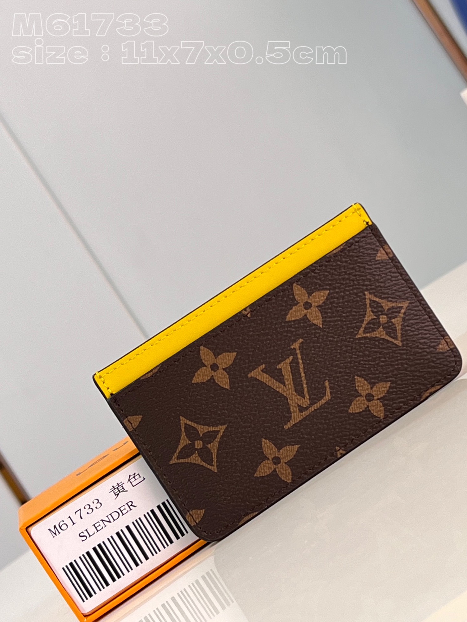 NO:401169,【Exclusive real photo M61733 yellow】M82871 This small card clip is made of Monogram Macassar coated canvas, which synchronizes bright tones for cowhide leather trim and exquisite lining. The interior space can accommodate large cards and bills, and the external mezzanine is convenient for the pick-up and storage of bank cards and transportation cards. 11 x 7 x 0.5 cm (length x height x width) V.160,LV [original leather],louis vuitton,cowhide19860909【独家实拍 M61733黄】M82871 本款小号卡夹取材 Monogram Macassar 涂层帆布,为顶部牛皮革饰边和考究内衬同步渲染明亮色调.内部空间可容纳大号卡片和票据,外部夹层方便取放银行卡和交通卡.11 x 7 x 0.5厘米 (长度 x 高 x 宽) V.160,LV【原厂皮】,louis vuitton,cowhide,Bag
