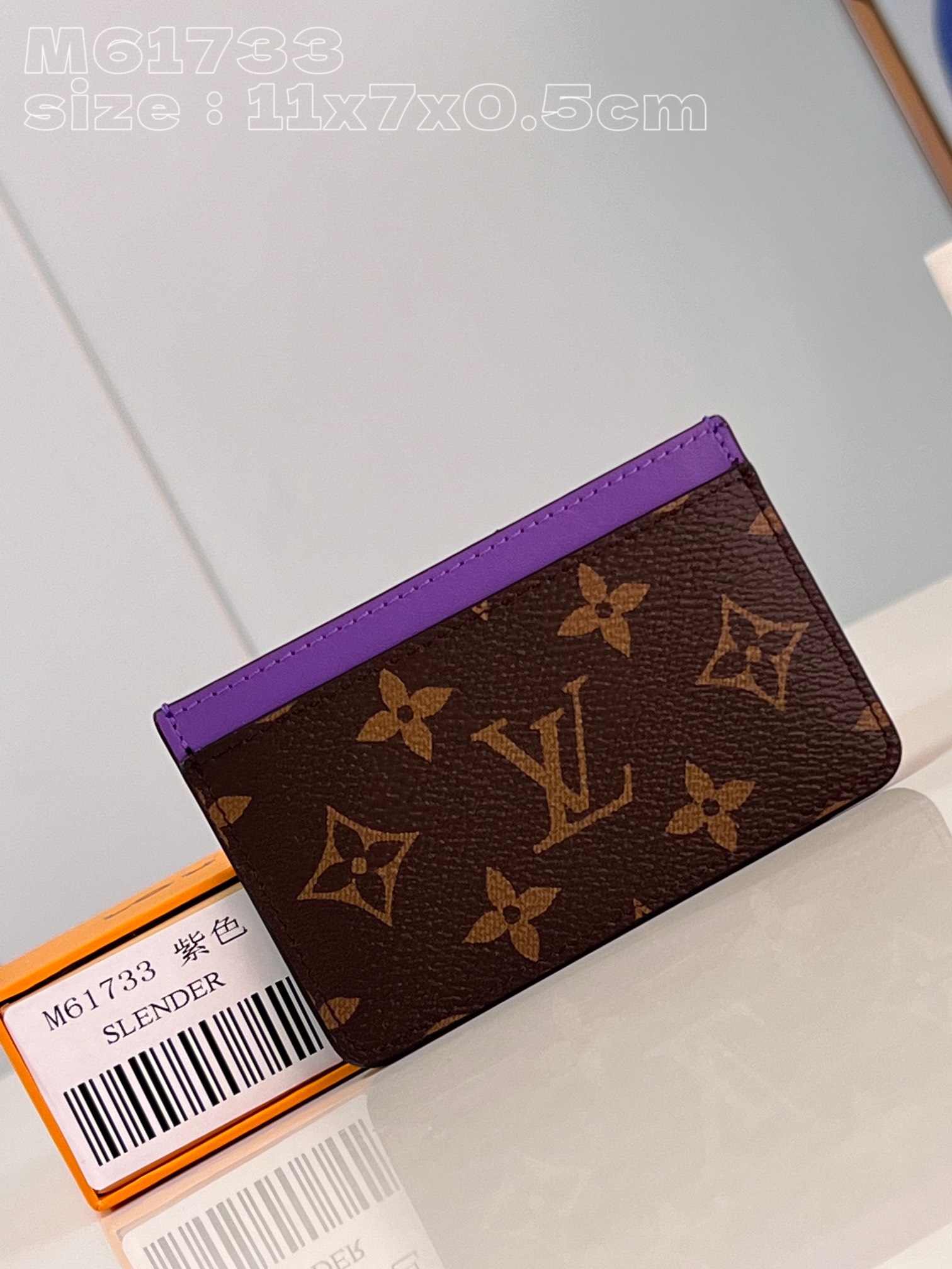 NO:401171,【Exclusive real photo M61733 purple】M82875 This small card clip is made of Monogram Macassar coated canvas, which synchronizes bright tones for cowhide leather trim and exquisite lining. The interior space can accommodate large cards and notes, and the external mezzanine is convenient for picking up and holding bank cards and transportation cards. 11 x 7 x 0.5 cm (length x height x width) V.160, LV [original leather], louis vuitton, cowhide19860909【独家实拍 M61733紫】M82875 本款小号卡夹取材 Monogram Macassar 涂层帆布,为顶部牛皮革饰边和考究内衬同步渲染明亮色调.内部空间可容纳大号卡片和票据,外部夹层方便取放银行卡和交通卡.11 x 7 x 0.5厘米 (长度 x 高 x 宽) V.160,LV【原厂皮】,louis vuitton,cowhide,Bag