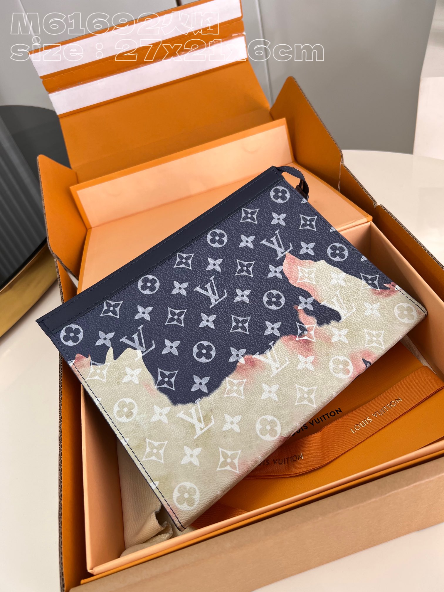 NO:401192,【Exclusive real photo M61692 flame】with high-quality packaging flame silk screen printing series as shown in the picture. It is made of the new iconic black and gray Monogram Eclipse canvas. This new Pochette Voyage medium-sized handbag with tough style can easily store personal items. 27 x 21 x 6 cm (length x height x width) C.360, LV [original leather], louis vuitton19860909【独家实拍 M61692火焰】配如图精品包装火焰丝印系列 由全新标志性黑灰 Monogram Eclipse 帆布裁制而成,此款风格硬朗的全新 Pochette Voyage 中号手袋可轻松收纳个人物品.27 x 21 x 6厘米(长度 x 高 x 宽) C.360,LV【原厂皮】,louis vuitton,Bag