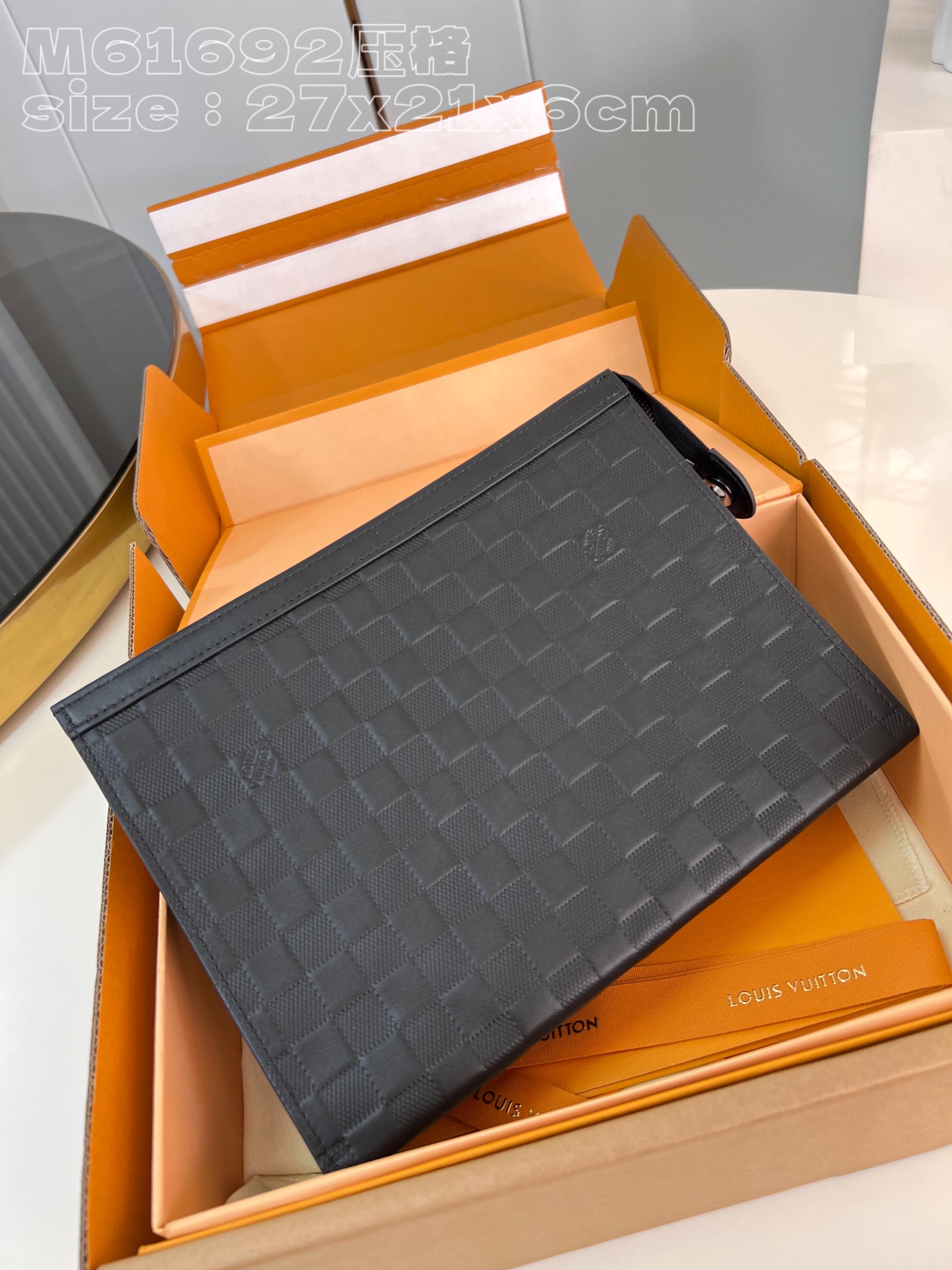 NO:401187,【Exclusive real photo M61692 plastered】with high-quality packaging as shown in the picture, made of the brand new iconic Damier Infini cowhide leather, this new Pochette Voyage medium-sized handbag with a tough style can easily store personal items. 27 x 21 x 6 cm (length x height x width) NS.360, LV [original leather], louis vuitton, cowhide19860909【独家实拍 M61692压格】配如图精品包装 由全新标志性 Damier Infini 牛皮革裁制而成,此款风格硬朗的全新 Pochette Voyage 中号手袋可轻松收纳个人物品.27 x 21 x 6厘米(长度 x 高 x 宽) NS.360,LV【原厂皮】,louis vuitton,cowhide,Bag