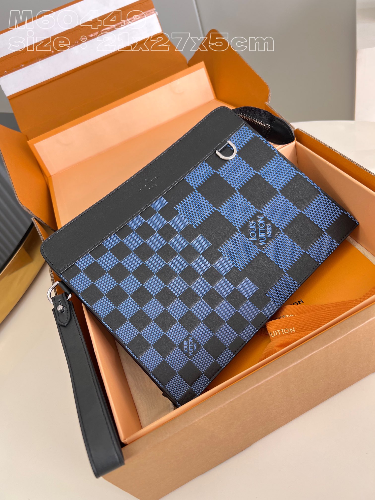 NO:401196,【Exclusive real photo M60449 blue plaster】with high-quality packaging as shown in the picture. The new Standing clutch is made of soft Damier Infini leather, which adds a modern choice in the Pochette Voyage clutch. The removable wristband is easy to accompany every day, and the D-ring can fix personalized accessories. 21 x 27 x 5 cm (length x height x width) NS.400, LV [original leather], louis vuitton, handbag19860909【独家实拍 M60449蓝压格】配如图精品包装 全新 Standing 手拿包取材柔软 Damier Infini 皮革,在 Pochette Voyage 手拿包之余再添摩登之选.可拆卸腕带便于日常随行,D 形环可固定个性配饰.21 x 27 x 5厘米(长度 x 高 x 宽) NS.400,LV【原厂皮】,louis vuitton,handbag,Bag