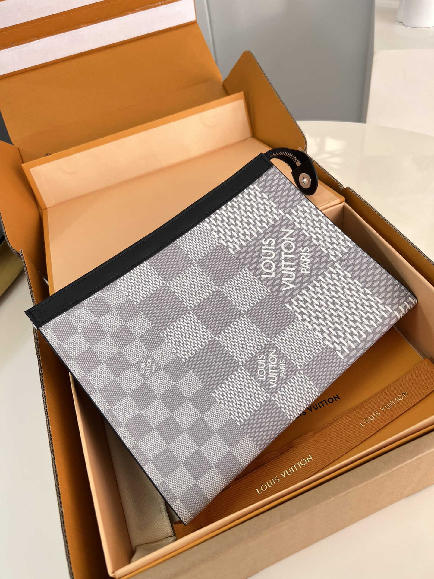 NO:401203,【Exclusive real photo M60443】with high-quality packaging as shown in the picture. This Pochette Voyage clutch combines the chic texture of Taga leather and the restrained atmosphere of Monogram canvas, and opens the card and inner patch pocket with a zipper. It is suitable for handheld or used as a travel storage bag in a large handbag. 27 x 21 x 6 cm (length x height x width) NS.300, LV [original leather], louis vuitton, handbag19860909【独家实拍 M60443】配如图精品包装 本款 Pochette Voyage 手拿包融合 Taga 皮革的别致纹理和 Monogram 帆布的内敛气息,以拉链开启卡位和内贴袋.手持或用作大号手袋内的旅行收纳包皆宜.27 x 21 x 6厘米(长度 x 高 x 宽) NS.300,LV【原厂皮】,louis vuitton,handbag,Bag
