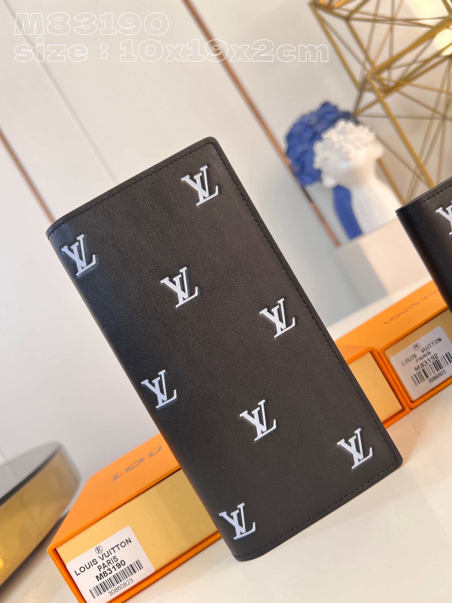 NO:401219,【Exclusive real photo M83190】Made of new soft sheep leather, this tough style Brazza wallet is small in size, can be stuffed into a jacket chest pocket, and can easily store various coins, credit cards and notes. 10 x 19 x 2 cm (length x height x width) NS.260, LV [original leather], louis vuitton, jackets & coats, sheepskin19860909【独家实拍 M83190】由全新柔软羊皮革而成,此款风格硬朗的 Brazza 钱夹尺寸小巧,能够塞入夹克胸袋,同时轻松收纳各种硬币、信用卡与票据.10 x 19 x 2厘米(长度 x 高 x 宽) NS.260,LV【原厂皮】,louis vuitton,jackets & coats,sheepskin,Bag