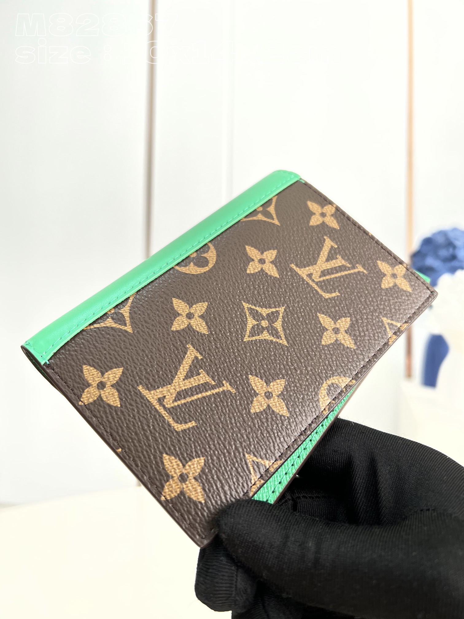 NO:401223,【Exclusive real photo M82867 green】This passport cover is made of Monogram Macaussar canvas outlined bright leather trim, and the fabric lining continues the same color. The practical design is equipped with patch pockets and multiple card mezzanines, which can properly store passports and other items. 10 x 14 x 2.5 cm (length x height x width) NS.200, LV [original leather], louis vuitton19860909【独家实拍 M82867绿】本款护照套为 Monogram Macassar 帆布勾勒明亮皮革饰边,织物内衬延续相同色调.实用设计配有贴袋和多重卡片夹层,可妥善存放护照和其他物品.10 x 14 x 2.5厘米(长度 x 高 x 宽) NS.200,LV【原厂皮】,louis vuitton,Bag