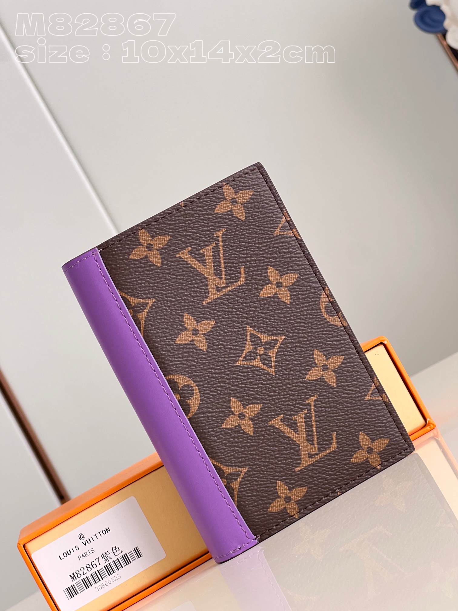 NO:401227,【Exclusive real photo M82867 purple】M28268 This passport cover is made of Monogram Macaussar canvas outlined bright leather trim, and the fabric lining continues the same color. The practical design is equipped with patch pockets and multiple card mezzanines, which can properly store passports and other items. 10 x 14 x 2.5 cm (length x height x width) NS.200, LV [original leather], louis vuitton19860909【独家实拍 M82867紫】M28268 本款护照套为 Monogram Macassar 帆布勾勒明亮皮革饰边,织物内衬延续相同色调.实用设计配有贴袋和多重卡片夹层,可妥善存放护照和其他物品.10 x 14 x 2.5厘米(长度 x 高 x 宽) NS.200,LV【原厂皮】,louis vuitton,Bag