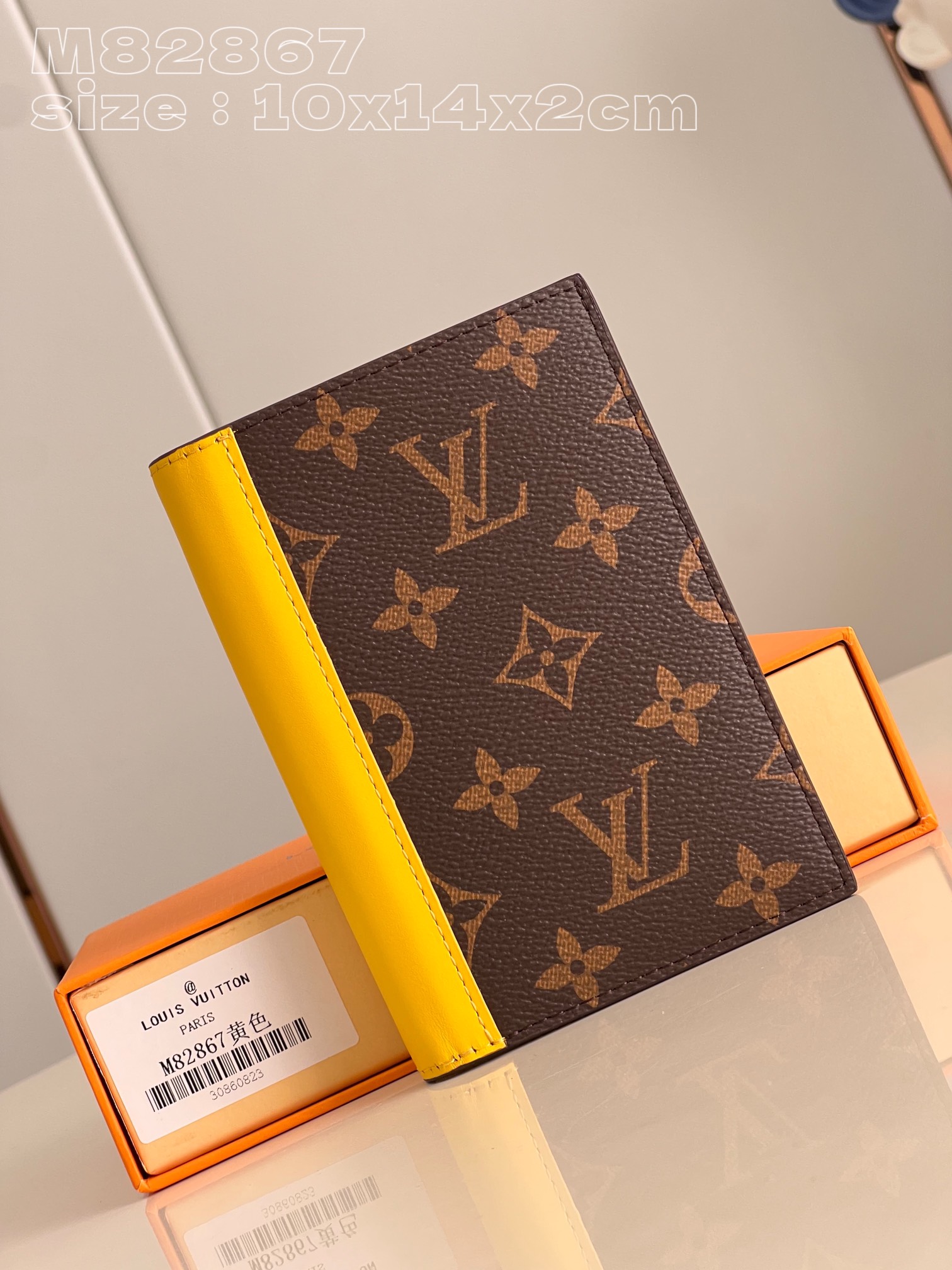 NO:401230,【Exclusive real photo M82867 yellow】M82864 This passport cover is made of Monogram Macaussar canvas outlined bright leather trim, and the fabric lining continues the same color. The practical design is equipped with patch pockets and multiple card mezzanines, which can properly store passports and other items. 10 x 14 x 2.5 cm (length x height x width) NS.200, LV [original leather], louis vuitton19860909【独家实拍 M82867黄】M82864 本款护照套为 Monogram Macassar 帆布勾勒明亮皮革饰边,织物内衬延续相同色调.实用设计配有贴袋和多重卡片夹层,可妥善存放护照和其他物品.10 x 14 x 2.5厘米(长度 x 高 x 宽) NS.200,LV【原厂皮】,louis vuitton,Bag