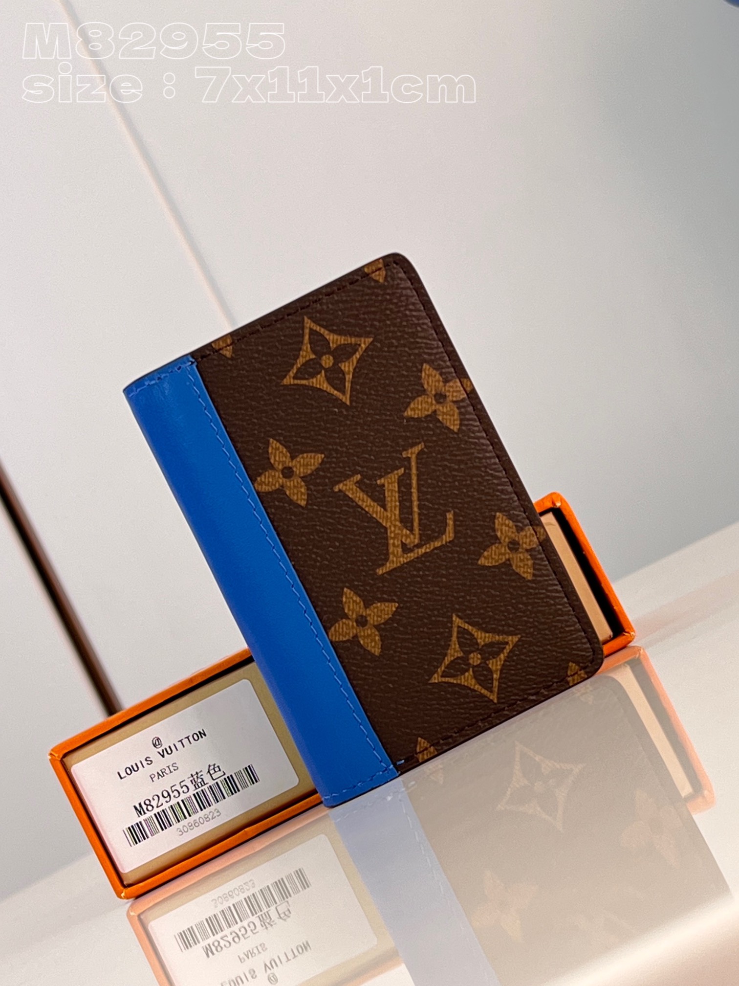 NO:401242,【Exclusive real photo M82955 blue】M82956 This pocket wallet is made of Monogram Macassar coated canvas, which is uniformly rendered with bright tones for cowhide and neat inner lining. The compact configuration features pockets, card mezzanine and outer bags, which can store credit cards and transportation cards. 7.5 x 11.1 x 1 cm (length x height x width) NS.190, LV [original leather], louis vuitton, cowhide19860909【独家实拍 M82955蓝】M82956 本款口袋钱夹取材 Monogram Macassar 涂层帆布,为牛皮革饰边和齐整内里一致渲染鲜亮色调.紧凑构型设有口袋、卡片夹层和外袋,可收纳信用卡和交通卡.7.5 x 11.1 x 1厘米(长度 x 高 x 宽) NS.190,LV【原厂皮】,louis vuitton,cowhide,Bag