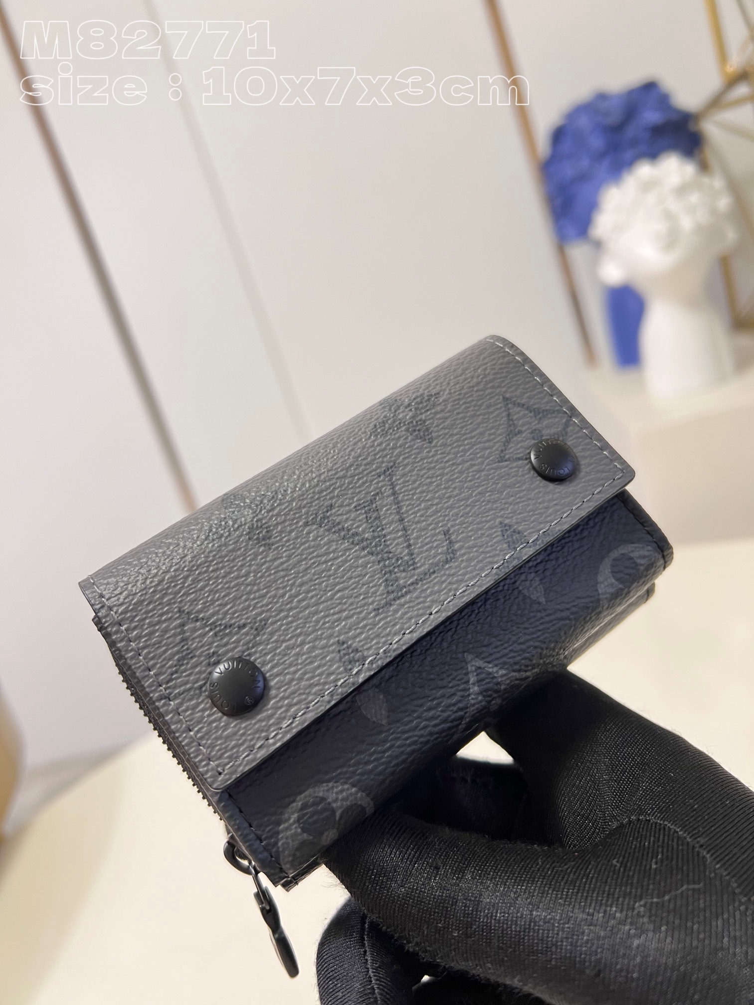 NO:401260,【Exclusive real photo M82771】This Zipped Organizer handbag uses Monogram Eclipse Reverse canvas to create a compact configuration, making it a good choice for daily travel. The zipper main compartment is convenient for storage of cards, coins and small items, and the flip compartment is easy to pick and put. 10.5 x 7 x 3 cm (length x height x width) C.220, LV [original leather], louis vuitton, versace19860909【独家实拍 M82771】本款 Zipped Organizer 手袋选用 Monogram Eclipse Reverse 帆布塑造紧凑构型,成就日常出行佳选.拉链主隔层方便收纳卡片、硬币和随身小物,翻盖隔层实现轻松取放.10.5 x 7 x 3厘米(长度 x 高 x 宽) C.220,LV【原厂皮】,louis vuitton,versace,Bag