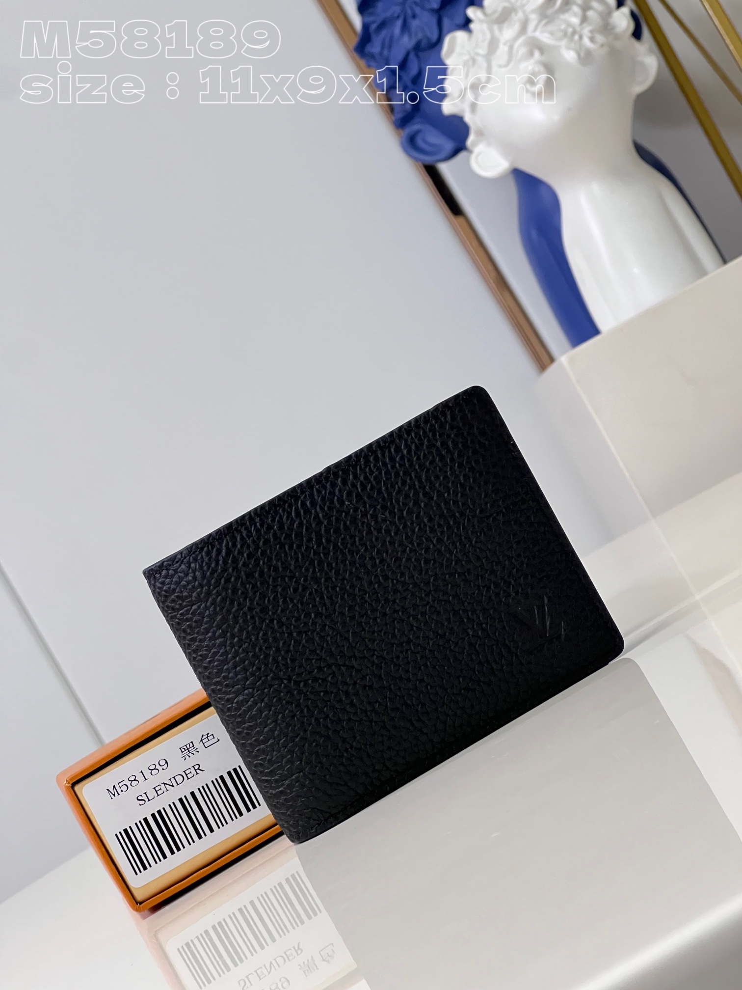 NO:401262,[Exclusive real photo M58189 black] This Multiple wallet is full-grain Taurillon leather, showing the elegant atmosphere of craftsmanship. The compact configuration can be placed in most pockets, and can also be neatly stored through card mezzanine, compartment and pocket. 11.5 x 9 x 1.5 cm (length x height x width) V.220, LV [original leather], louis vuitton19860909【独家实拍 M58189黑】本款 Multiple 钱夹为全粒面 Taurillon 皮革,尽展工艺作品的典雅气息.紧凑构型可置于多数口袋,亦可通过卡片夹层、隔层和口袋确保齐整收纳.11.5 x 9 x 1.5厘米(长度 x 高 x 宽) V.220,LV【原厂皮】,louis vuitton,Bag