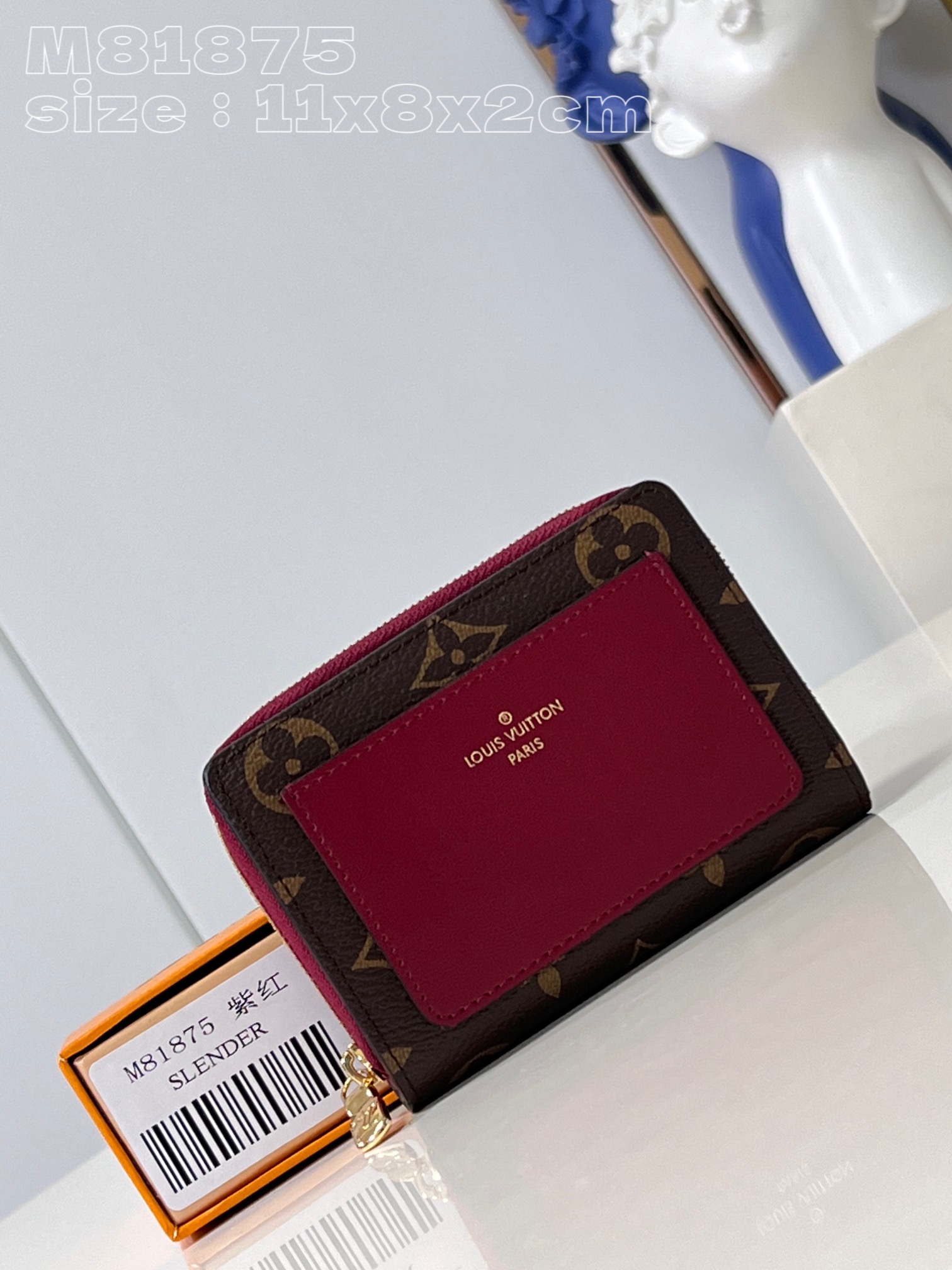 NO:401264,【Exclusive real photo M81875 purple and red】This Lou wallet is made of Monogram canvas, with contrasting color pockets on the front and Monogram Reverse canvas are decorated with Monogram floral patterns. The wallet is made of a small square design and unique. When you open the wallet, you will see the inner layer of grain leather. It has six business card interlayers and a banknote compartment, and the side is also equipped with a zipper change slot. 11.5 x 8.5 x 2.2 cm (length x height x width) V.260, LV [original leather], louis vuitton, versace19860909【独家实拍 M81875紫红】這款Lou錢包以Monogram帆布製造,正面配有對比色口袋,並於Monogram Reverse帆布上綴有Monogram花卉圖案.錢包採用小巧的方形設計,別具一格,打開錢包即呈現粒面皮革的內層間隔,設有六個名片夾層及一個紙幣隔層,側面還配有拉鏈零錢格.11.5 x 8.5 x 2.2厘米(長度 x 高度 x 闊度) V.260,LV【原厂皮】,louis vuitton,versace,Bag
