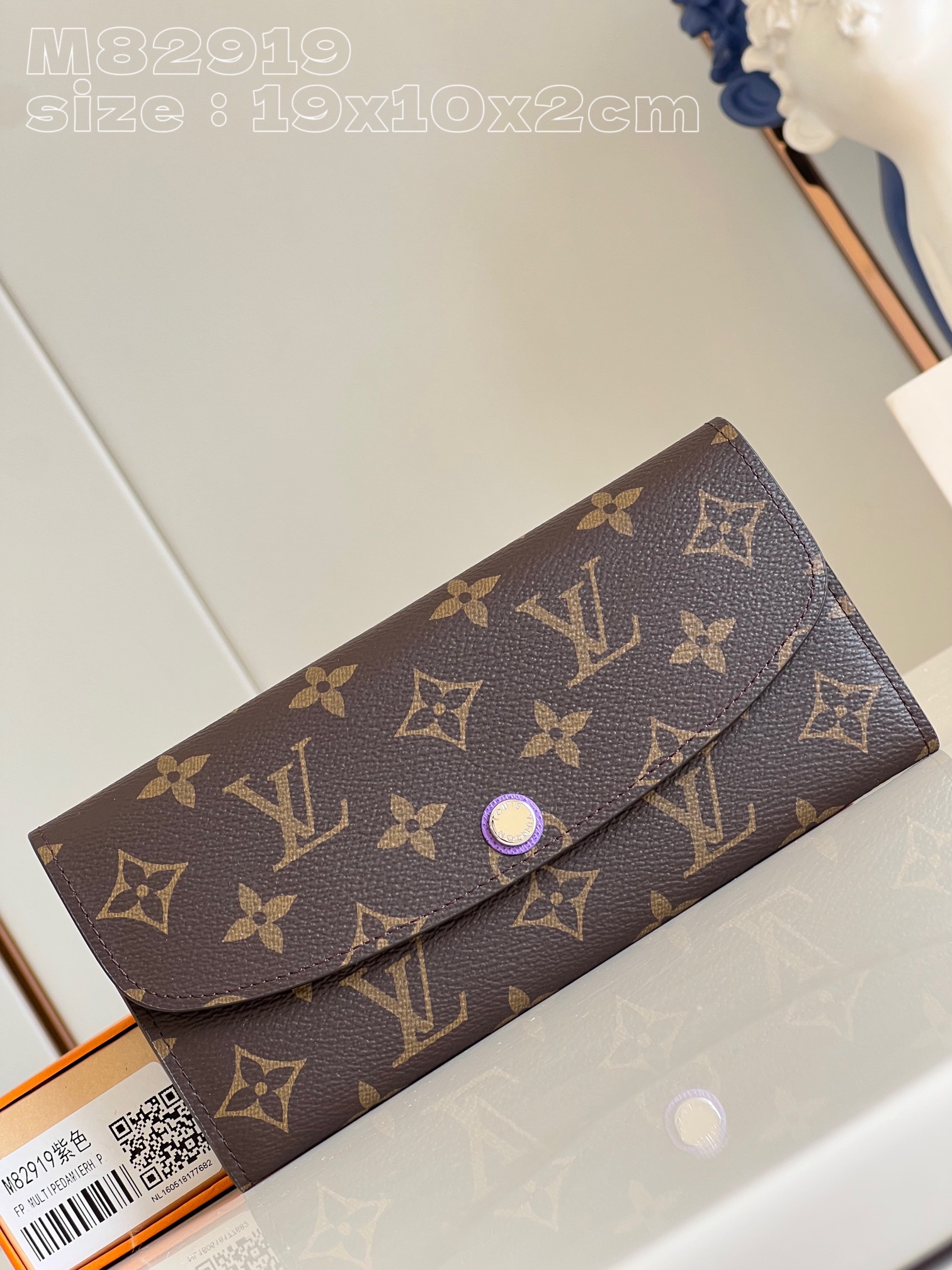 NO:401276,【Exclusive real photo M82919 purple】This Emilie wallet is made of Monogram canvas and brightly colored leather lining, showing a flowing rectangular design, and has a practical inner space, which can be carried as a clutch. The rounded corner bag cover of the wallet is equipped with silver engraved snaps, and is embellished with leather trim in the same color as the lining, which enhances the style. 19 x 10 x 2 cm (length x height x width) C.220, LV [original leather], louis vuitton, handbag19860909【独家实拍 M82919紫】這款Emilie錢包以Monogram帆布配上色調鮮艷的皮革襯裡,展現流麗的長方形設計,並設有實用的內層間隔,更可作手拿包攜帶.錢包的圓角袋蓋配以銀色鐫刻按扣,更綴有與襯裡同色的皮革飾邊,令格調昇華.19 x 10 x 2厘米(長度 x 高度 x 闊度) C.220,LV【原厂皮】,louis vuitton,handbag,Bag