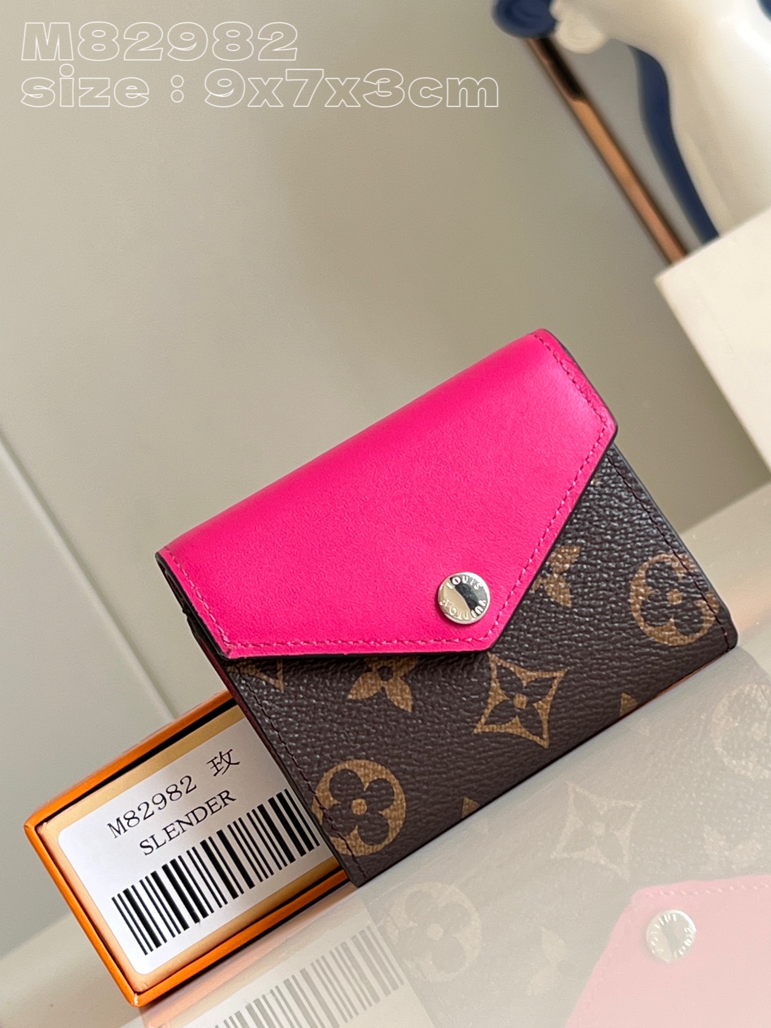 NO:401267,【Exclusive real photo M82982 Rose】This Zoé wallet is made of Monogarm canvas with a brightly toned leather flip and lining. It is small and practical in size. It is equipped with a zipper change lattice and four business card mezzanine. The envelope flip is embellished with silver engraved snaps, which adds a uniqueness. 9.5 x 7.5 x 3 cm (length x height x width) V.240, LV [original leather], louis vuitton19860909【独家实拍 M82982玫】這款Zoé錢包以Monogarm帆布搭配色調鮮艷的皮革翻蓋及襯裡,尺寸小巧而實用,備有拉鏈零錢格及四個名片夾層,而信封式翻蓋則綴以銀色的鐫刻按扣,倍添別緻.9.5 x 7.5 x 3厘米(長度 x 高度 x 闊度) V.240,LV【原厂皮】,louis vuitton,Bag