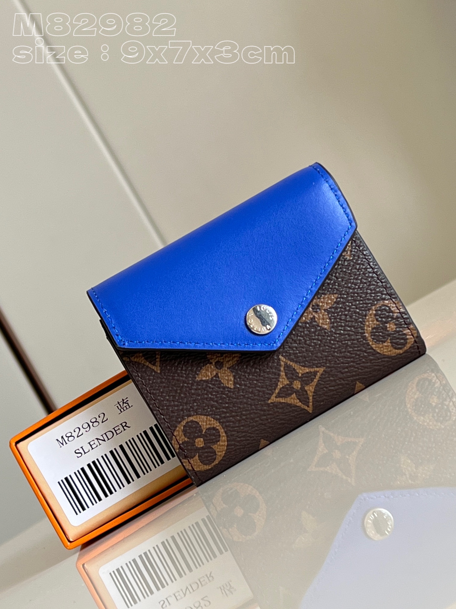 NO:401271,【Exclusive real photo M82982 blue】M82983 This Zoé wallet is made of Monogarm canvas with a brightly toned leather flip and lining. It is small and practical in size. It is equipped with a zipper change lattice and four business card mezzanine. The envelope flip is embellished with silver engraved snaps, which adds a uniqueness. 9.5 x 7.5 x 3 cm (length x height x width) V.240, LV [original leather], louis vuitton19860909【独家实拍 M82982蓝】M82983 這款Zoé錢包以Monogarm帆布搭配色調鮮艷的皮革翻蓋及襯裡,尺寸小巧而實用,備有拉鏈零錢格及四個名片夾層,而信封式翻蓋則綴以銀色的鐫刻按扣,倍添別緻.9.5 x 7.5 x 3厘米(長度 x 高度 x 闊度) V.240,LV【原厂皮】,louis vuitton,Bag