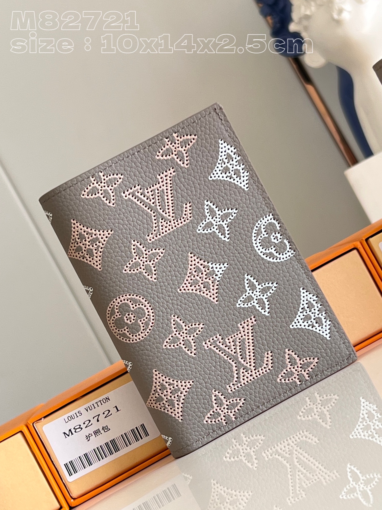 NO:401279,【Exclusive real photo M82721】This passport envelope is made of soft Mahina calf leather and is decorated with Monogram hollow carved pattern. In addition to two open pockets that can be placed in the passport, the passport envelope also has four business card mezzanines and a patch pocket for receipt. 10 x 14 x 2.5 cm (length x height x width) C.240,LV【original leather】,louis vuitton,cowhide19860909【独家实拍 M82721】這款護照封套採用柔軟的Mahina小牛皮製成,並飾有Monogram鏤空雕花圖案.除了兩個可放入護照的開放式口袋外,護照封套還設有四個名片夾層及一個可放收據的貼袋.10 x 14 x 2.5厘米(長度 x 高度 x 闊度) C.240,LV【原厂皮】,louis vuitton,cowhide,Bag