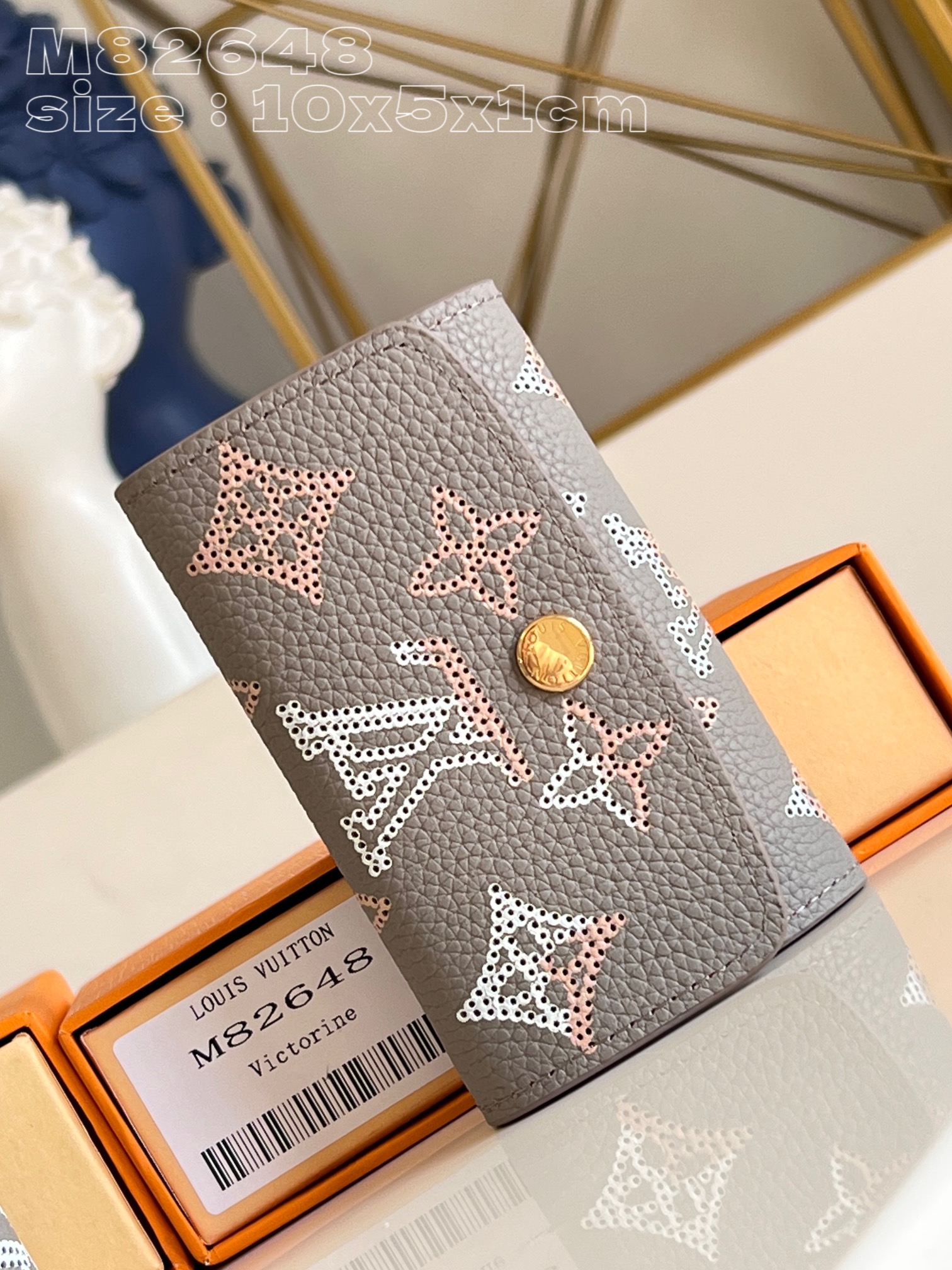 NO:401285,【Exclusive real photo M82648】This small key bag is equipped with independent brass hook buckle, which can accommodate 4 keys at the same time. It is made of soft carpet perforated cowhide leather, and is a practical accessory on handbags or briefcases. 10.5 x 5 x 2 cm (length x height x width) C.240,LV [original leather],louis vuitton,cowhide19860909【独家实拍 M82648】这款小巧的钥匙包配有独立黄铜钩扣,可同时容纳 4 枚钥匙.选用柔软镂花穿孔牛皮革裁制而成,是手袋或公文包上的实用配饰. 10.5 x 5 x 2厘米(长度 x 高 x 宽) C.240,LV【原厂皮】,louis vuitton,cowhide,Bag