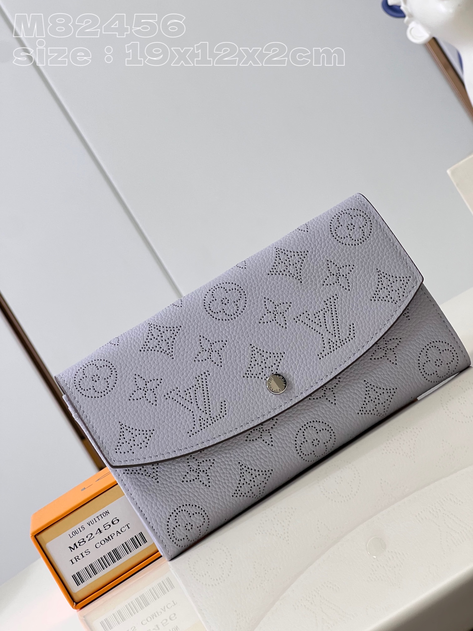 NO:401288,【Exclusive real photo M82456】The delicate holes depict the Monogram pattern on the soft floral perforated cowhide leather surface, reflecting the elegant posture of the Iris wallet. The gentle curved flap hides the spacious compartment, zippered coin bag and multiple card interlayers under it. The inscription snaps and other details highlight the exquisite workmanship. 19 x 12 x 2 cm (length x height x width) C.360,LV [original leather],louis vuitton,cowhide19860909【独家实拍 M82456】细腻镂孔在柔软镂花穿孔牛皮革表面描绘 Monogram 图案,映现 Iris 钱夹的雅致之姿.温婉的弧形翻盖将宽敞隔层、拉链零钱袋与多个卡片夹层藏匿其下.铭纹按扣等细节凸显精良做工.19 x 12 x 2厘米(长度 x 高 x 宽) C.360,LV【原厂皮】,louis vuitton,cowhide,Bag