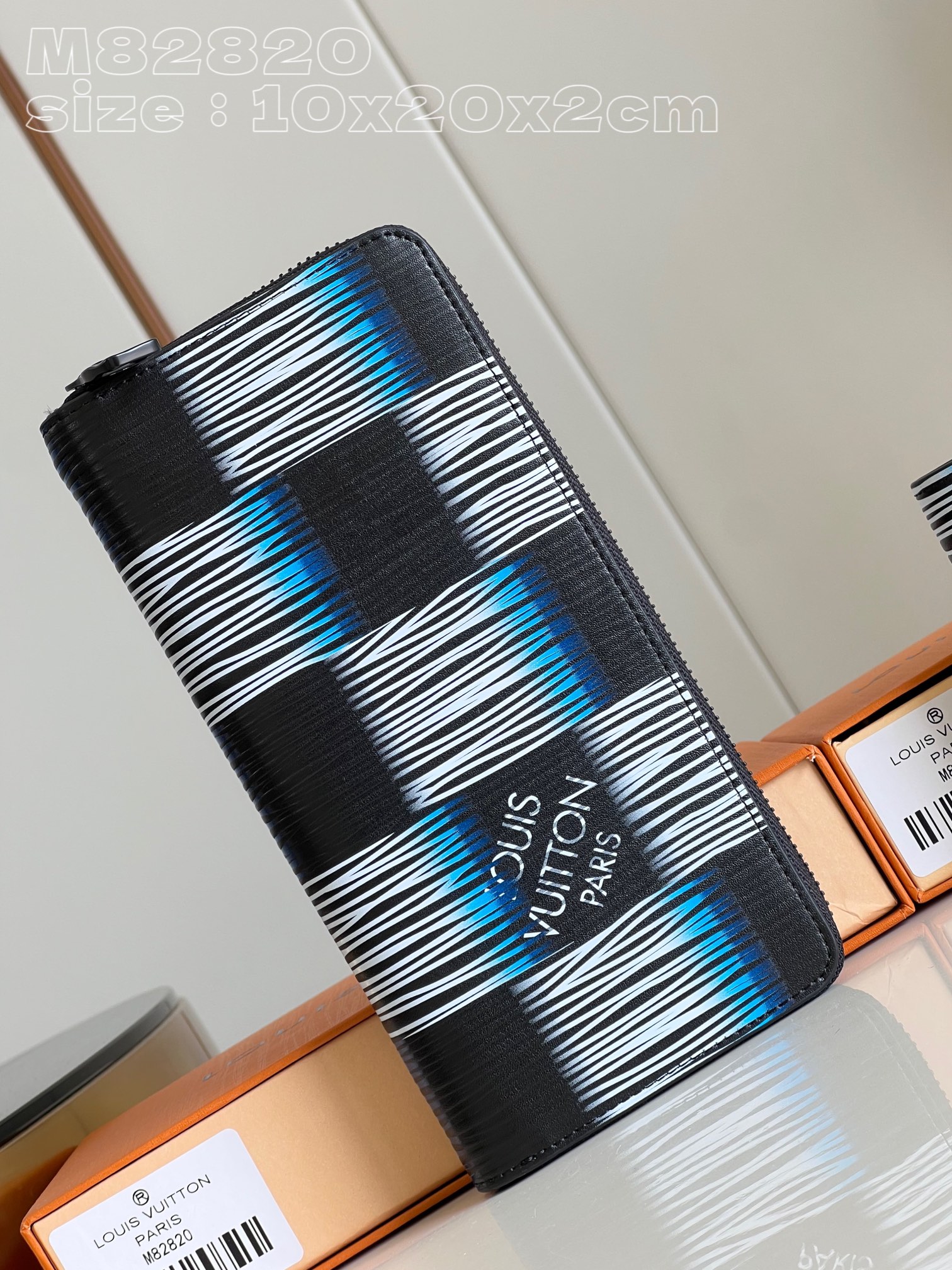 NO:401302,【Exclusive real shot M82820】Inspired by the infinite beauty of the night sky, the Damier Rush Dms theme brings a fresh and modern elegance to the Zippy Vertical wallet. Its unique design combines the luxurious feel of Epi XL leather with the House of Representatives’ iconic Damier pattern, with a dark blue palette. A compelling signature that looks like a practical, all-in-one wallet. Size 10 x 20 x 2 cm C.320, LV [original leather], louis vuitton, wallets19860909【独家实拍 M82820】受夜空无限之美的启发,Damier Rush Dms主题为Zippy Vertical钱包带来了春夏清新现代优雅的光环.其独特的设计结合了Epi XL皮革的奢华手感和众议院标志性的Damier图案,采用深蓝色调色板.一个引人注目的签名,看起来是一个实用的、一体式钱包. 尺寸10 x 20 x 2 厘米 C.320,LV【原厂皮】,louis vuitton,wallets,Bag