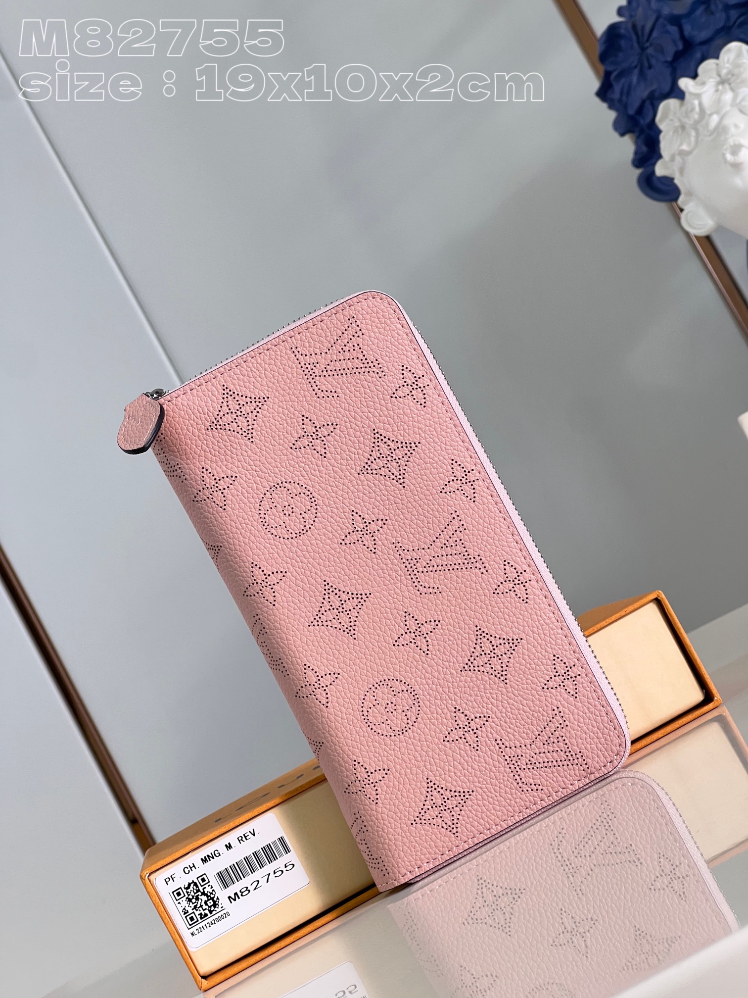 NO:401326,【Exclusive real photo M82755 powder】This zippy wallet is made of soft Mahina calf leather and is decorated with a unique Monogram hollow carved pattern. The wallet is equipped with a secure full zipper design, and the well-organized inner space is equipped with multiple pockets, compartments and business card mezzanines. In addition, the wallet can also be carried as a clutch. 19.5 x 10.5 x 2.5 cm (length x height x width) C.360, LV [original leather], louis vuitton, handbag, cowhide19860909【独家实拍 M82755粉】這款zippy錢包以柔軟的Mahina小牛皮製造,並綴有別緻的Monogram鏤空雕花圖案.錢包配備穩妥的全拉鏈設計,井井有條的內層間隔備有多個口袋、隔層和名片夾層,此外錢包亦可用作手拿包攜帶.19.5 x 10.5 x 2.5厘米(長度 x 高度 x 闊度) C.360,LV【原厂皮】,louis vuitton,handbag,cowhide,Bag