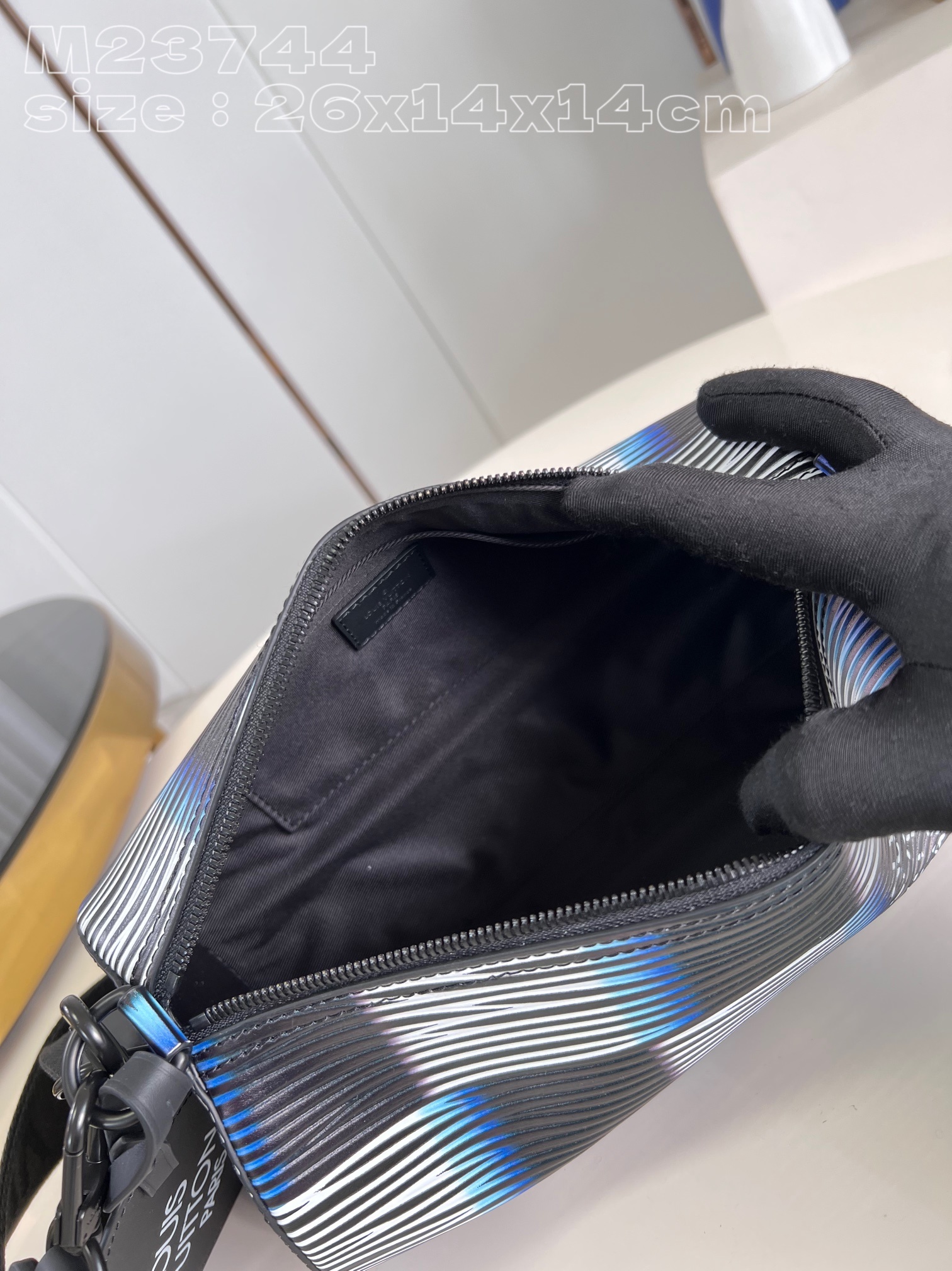 顶级原单M23744本款SoftPolochon手袋选用柔软的EpiXL皮革成就紧凑构型再借新季Dami