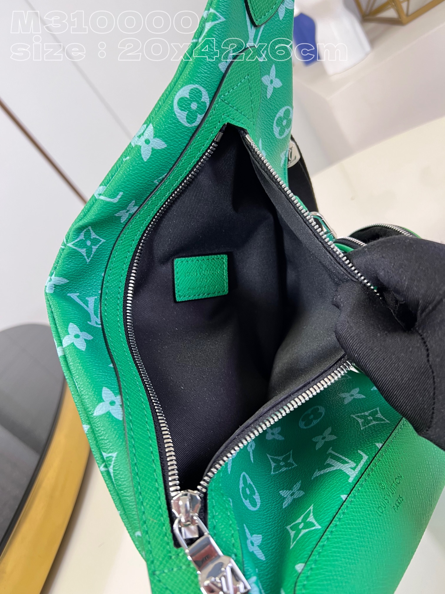 顶级原单M31000绿本款Duo单肩包拼接Monogram帆布和Taïga牛皮革以悠闲格调诠释多元潮流理