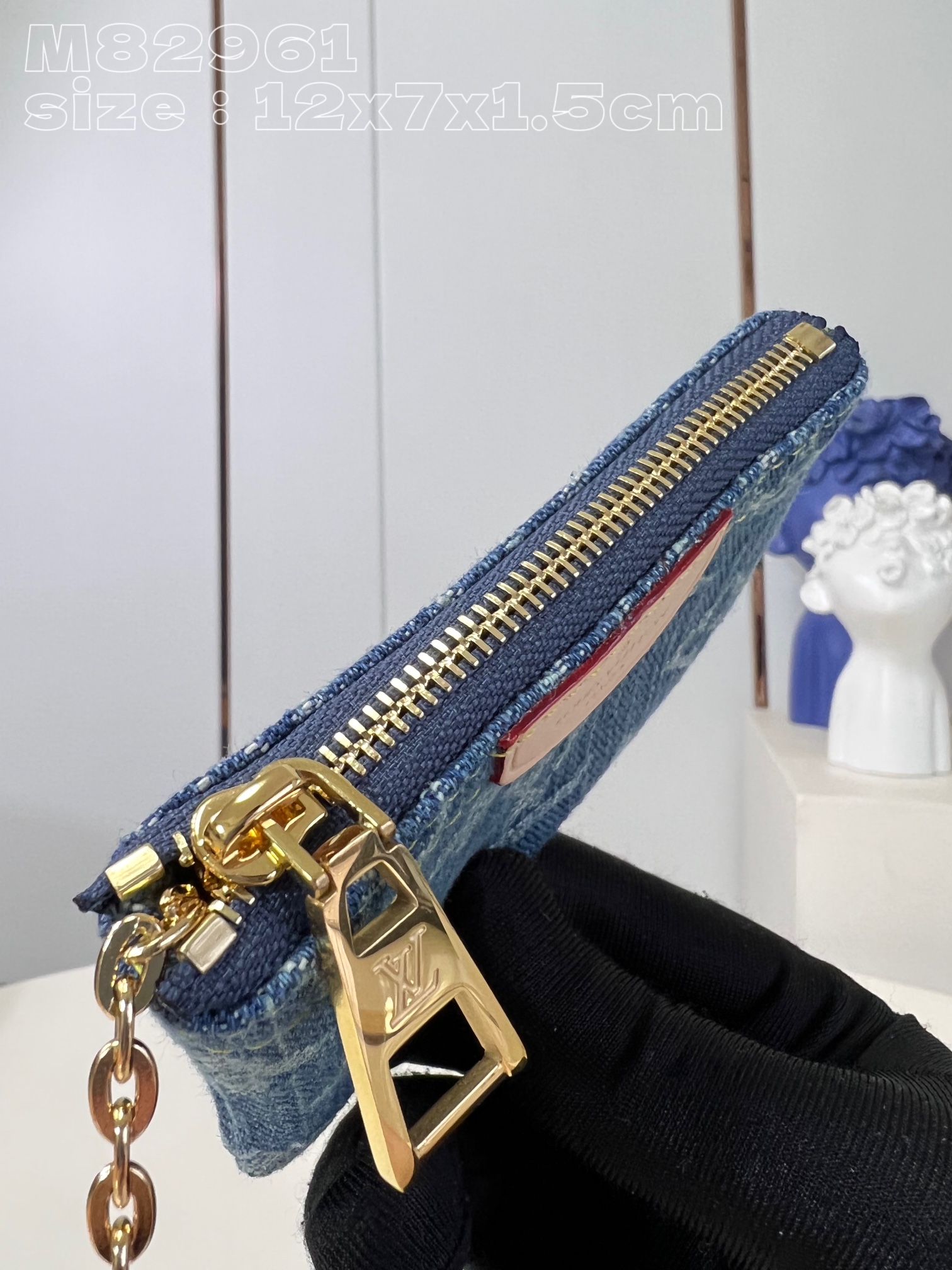顶级原单M82961本款钥匙零钱包以Monogram提花牛仔布打造缀有搭衬的小牛皮饰边采用提花织物技术重