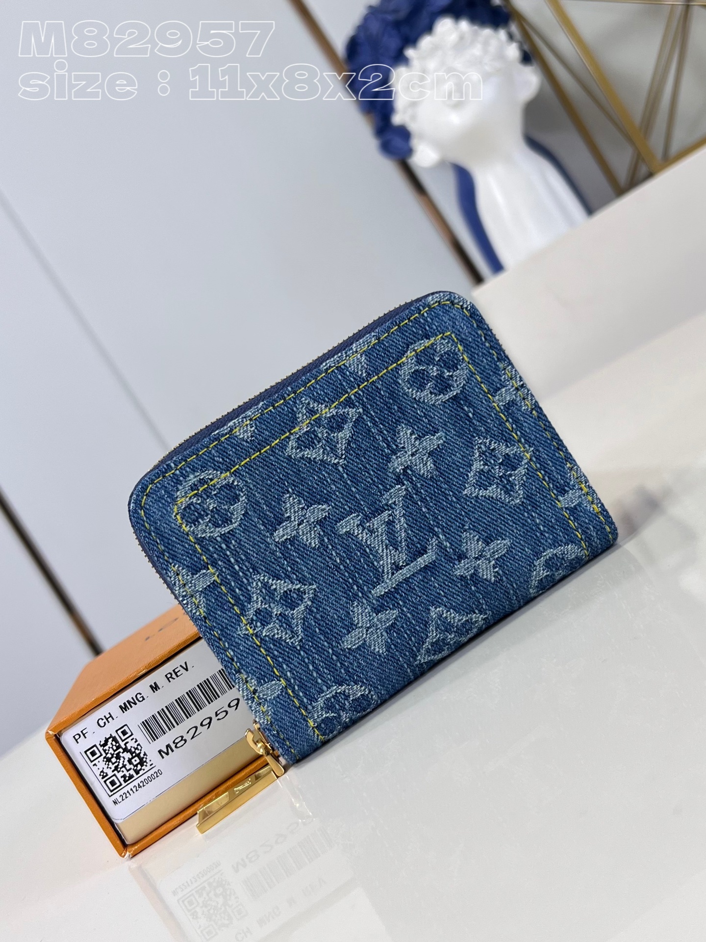 顶级原单M82957本款Zippy零钱包以Monogram提花牛仔布打造缀有搭衬的小牛皮饰边采用提花织物