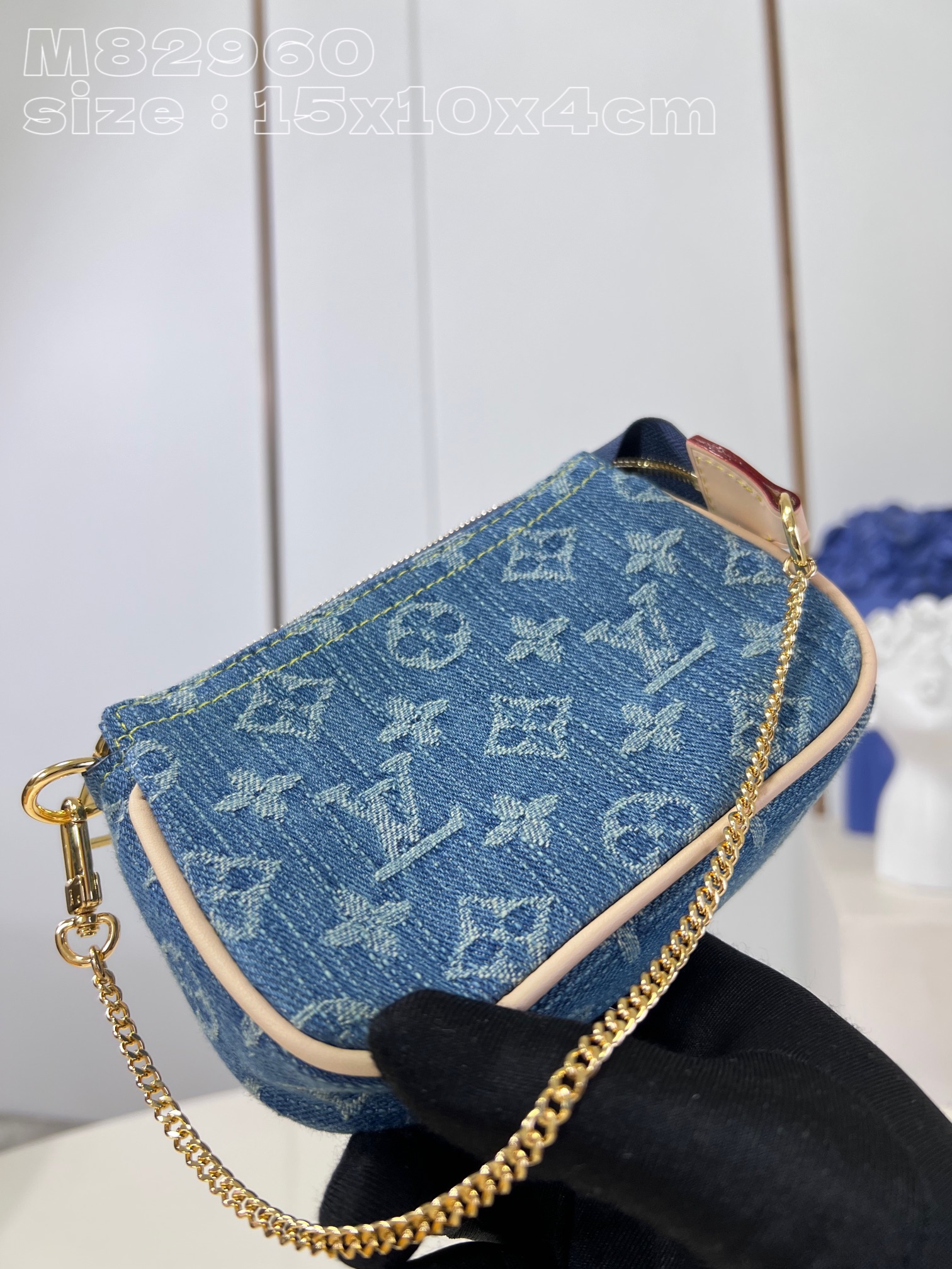 NO:401428,【Exclusive real photo M82960】This Mini Pochette Accessoires clutch is made of soft Monogram denim, creating a round configuration, using zippers to open up plenty of space and safely store daily needs. It can also be fixed to the handbag through chains and hooks. 15.5 x 10.5 x 4 cm (length x height x width) C.260, LV [original leather], louis vuitton, handbag19860909【独家实拍 M82960】本款 Mini Pochette Accessoires 手拿包采用柔软 Monogram 丹宁牛仔布塑造圆润构型,以拉链开启充裕空间,稳妥收纳日常所需.亦可通过链条和钩扣固定于手袋.15.5 x 10.5 x 4厘米(长度 x 高 x 宽) C.260,LV【原厂皮】,louis vuitton,handbag,Bag