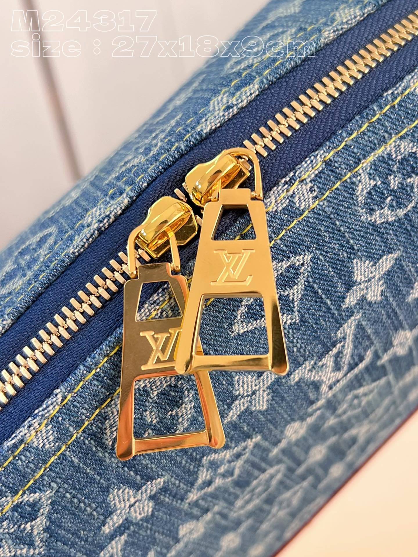 顶级原单M24317本款PochetteCosmétique化妆包以MonogramDenim面料裁出新