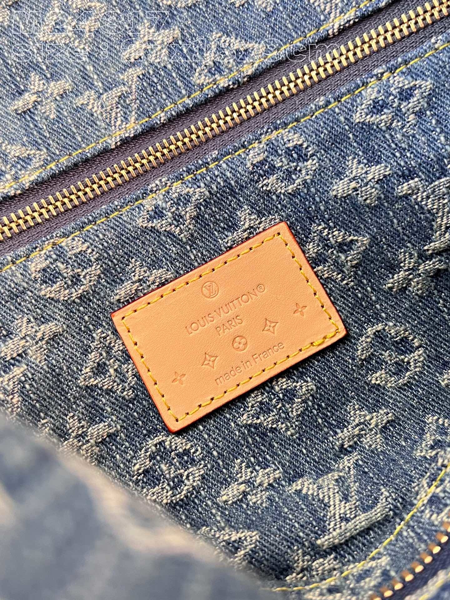 顶级原单M24317本款PochetteCosmétique化妆包以MonogramDenim面料裁出新