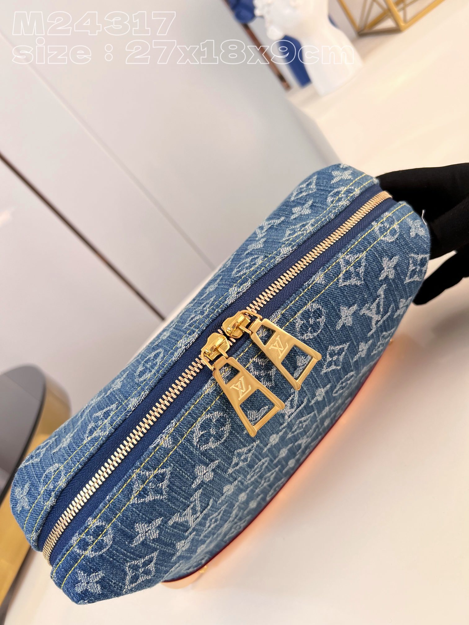 顶级原单M24317本款PochetteCosmétique化妆包以MonogramDenim面料裁出新