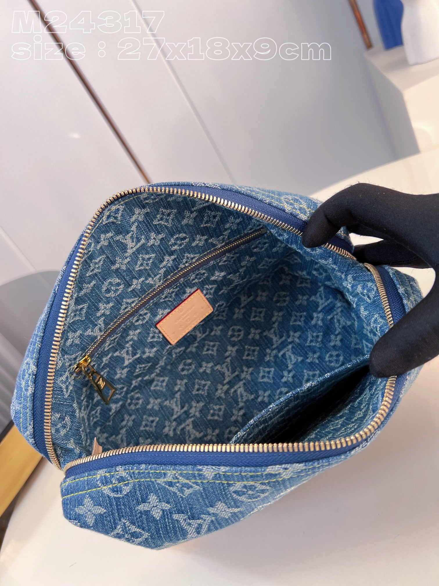 顶级原单M24317本款PochetteCosmétique化妆包以MonogramDenim面料裁出新