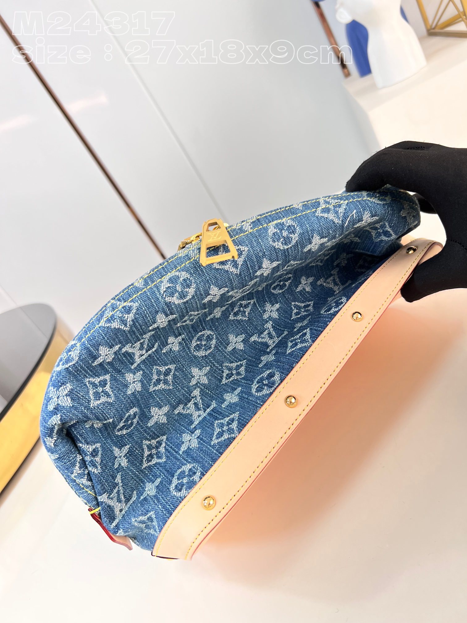 顶级原单M24317本款PochetteCosmétique化妆包以MonogramDenim面料裁出新