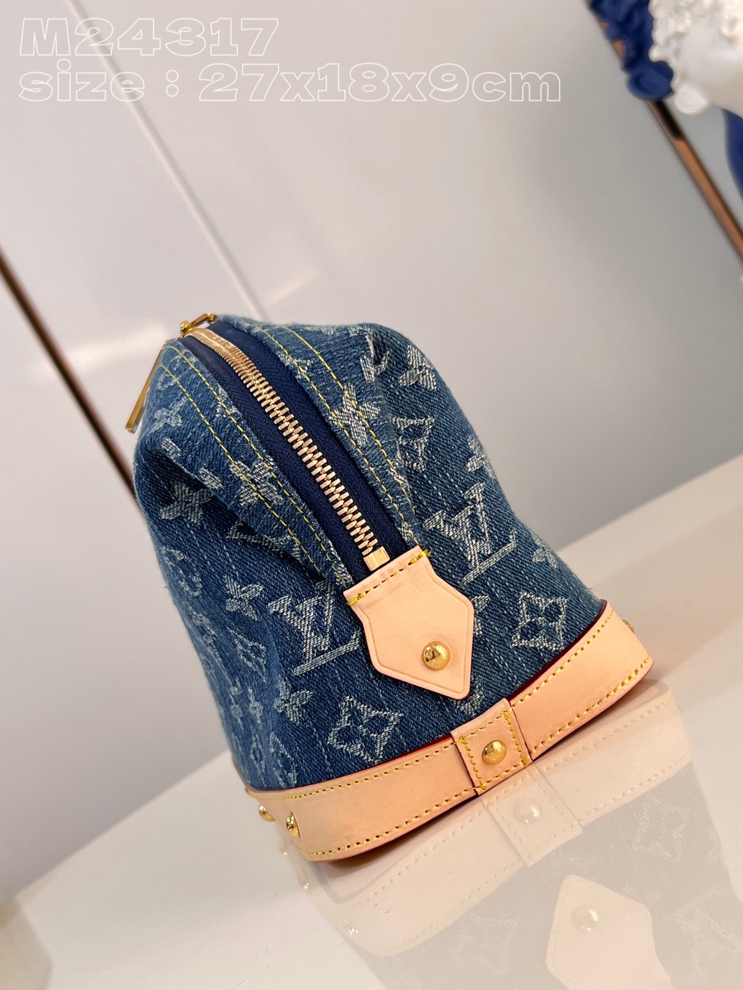 顶级原单M24317本款PochetteCosmétique化妆包以MonogramDenim面料裁出新