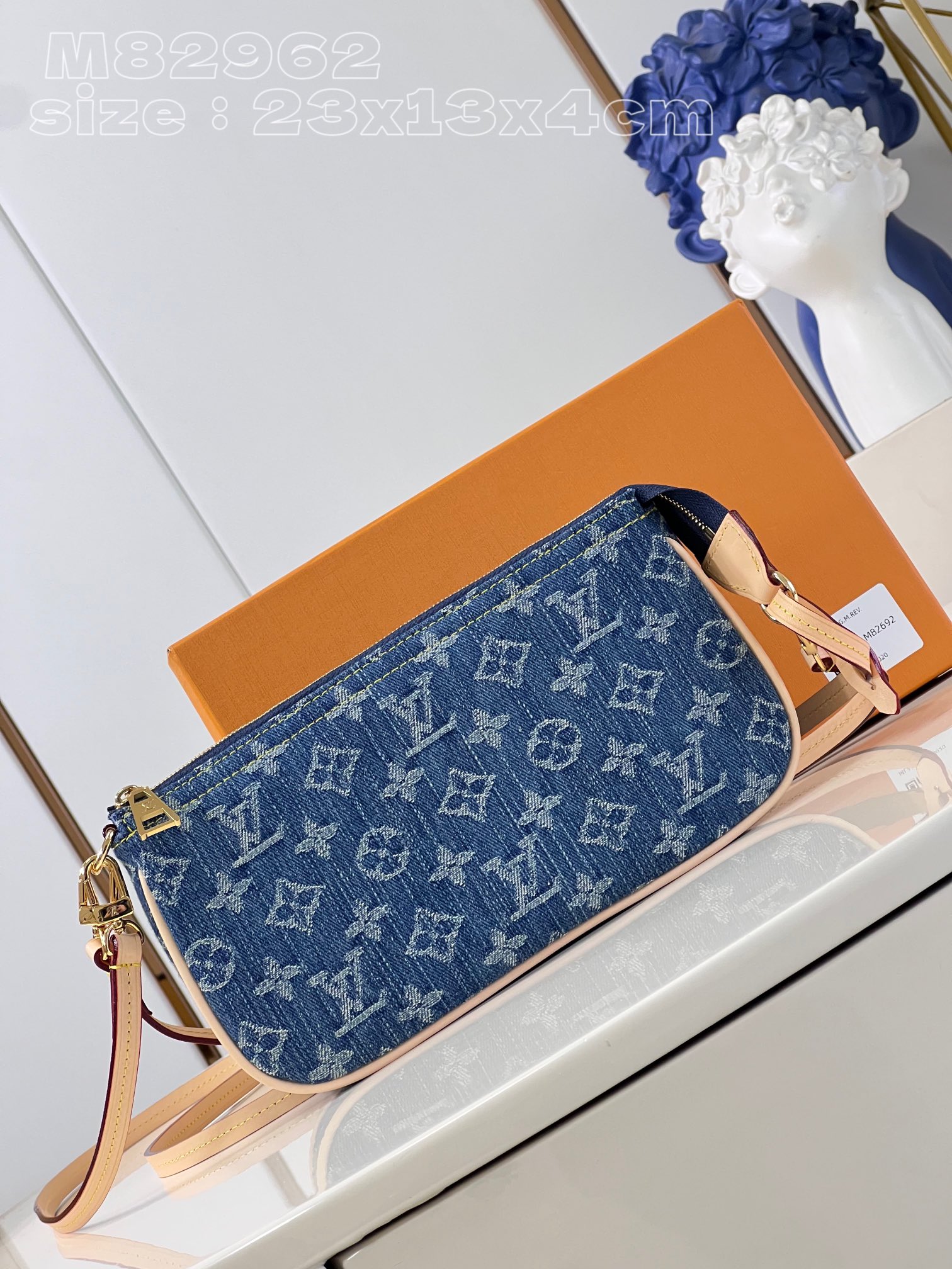 NO:401458,【Exclusive real photo M82962】Accessories bag This accessory bag is the classic style forever. It is made of Monogram denim canvas and is suitable for daily use. Detailed features 23.5 x 13.5 x 4 cm (length x height x width) C.400,LV [original leather],louis vuitton19860909【独家实拍 M82962】配饰包这款配饰包可谓永远的经典款式,它以Monogram丹宁帆布制成,适合日常使用 详细特征23.5 x 13.5 x 4 厘米 (长度 x 高 x 宽) C.400,LV【原厂皮】,louis vuitton,Bag