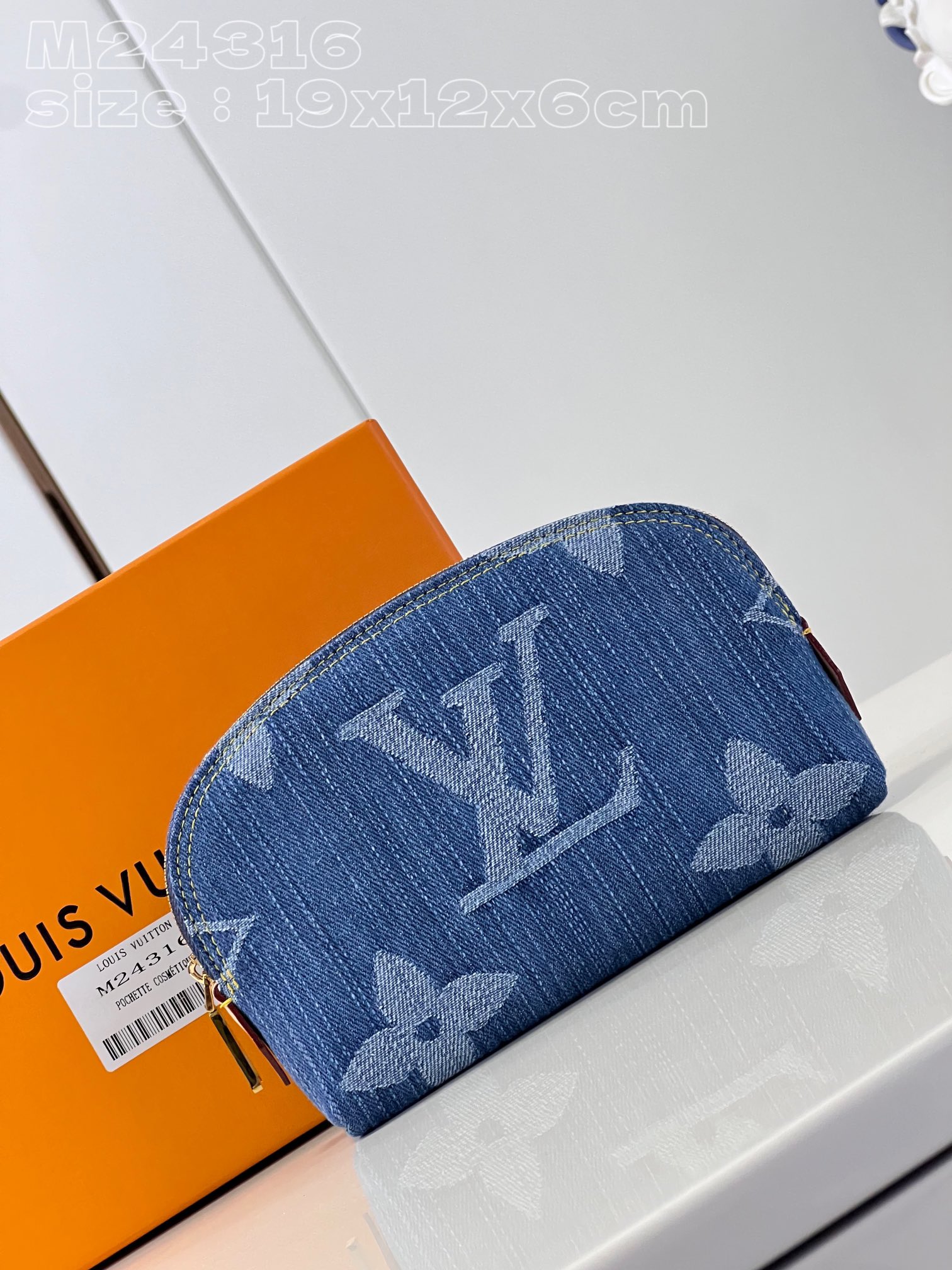 NO:401482,【Exclusive real photo M24316】This Monogram Denim-shaped Pochette Cosmétique makeup bag shows a casual and fashionable style. The design is made of organic certified cotton canvas, with fashionable blue tones lined with faded jeans, and is decorated with natural cowhide and bright gold rivets, making the design stand out. The spacious and convenient makeup bag can hold various cosmetics and small personal items, suitable for traveling. 19 x 12 x 6 cm (length x height x width) C.300, LV [original leather], louis vuitton, cowhide19860909【独家实拍 M24316】這款Monogram Denim造型的Pochette Cosmétique化妝包展現休閒時尚的型格氣息.設計選用有機認證的棉質帆布製作,配襯褪色牛仔褲的時尚藍色色調,並綴以天然牛皮飾邊及明亮的金色鉚釘,令設計倍顯出眾.尺寸寬敞的便捷化妝包,可收納各種化妝品及小型個人物品,適合出遊時相伴左右.19 x 12 x 6厘米(長度 x 高度 x 闊度) C.300,LV【原厂皮】,louis vuitton,cowhide,Bag