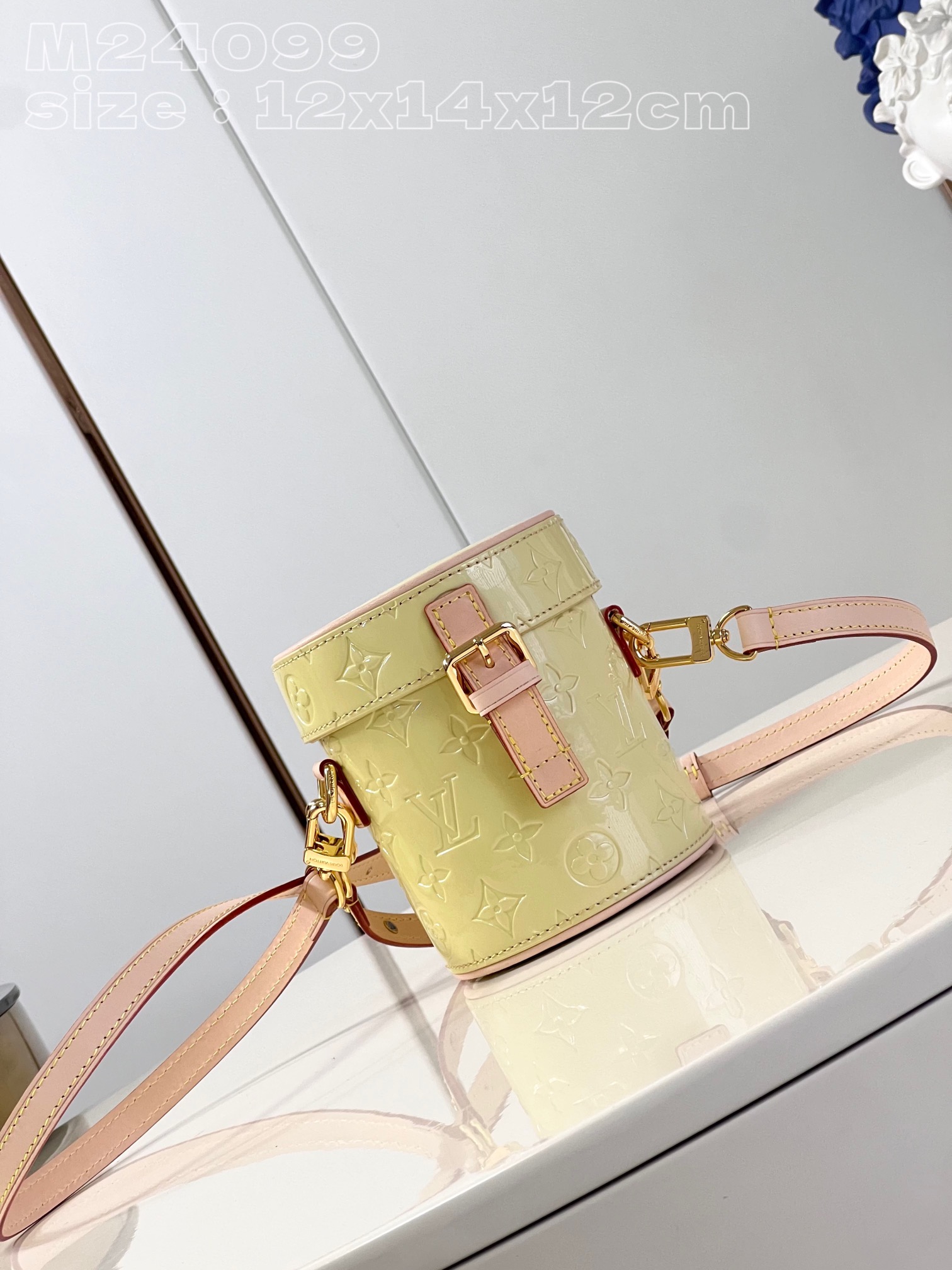NO:401494,[Exclusive real photo M24099 Lemon Yellow] This Astor handbag is made of Monogram Vernis embossed leather with pink tones, and then uses a unique silhouette, buckle and magnetic buckle to indicate the identity of the series. The exquisite space can store iPhone, small wallet and keys, with a removable handle and shoulder strap. 12 x 14.2 x 12 cm (length x height x width) P.770, LV [original leather], louis vuitton19860909【独家实拍 M24099柠檬黄】本款 Astor 手袋为 Monogram Vernis 压纹皮革浸染粉彩色调,再借别致廓形及搭扣和磁扣开合点明系列身份.精巧空间可收纳 iPhone、小钱夹和钥匙,搭配可拆卸手柄和肩带.12 x 14.2 x 12厘米(长度 x 高 x 宽) P.770,LV【原厂皮】,louis vuitton,Bag