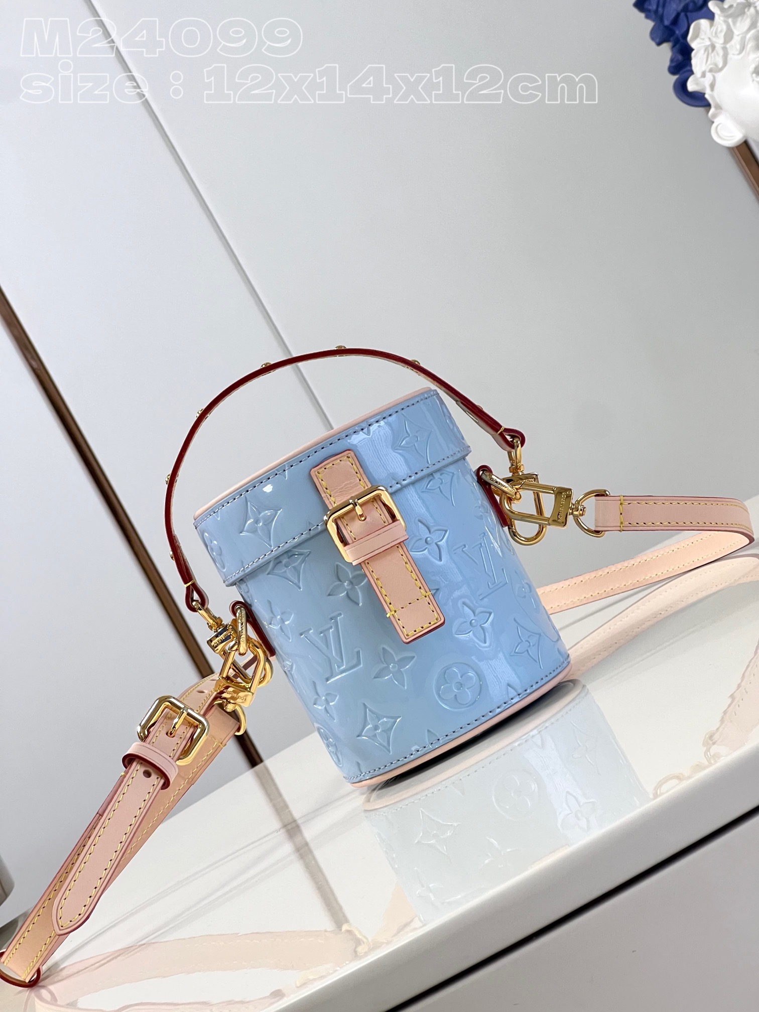 NO:401497,[Exclusive real photo M24099 Lake Water Blue] This Astor handbag is made of Monogram Vernis embossed leather with pink tones, and then uses a unique silhouette, buckle and magnetic buckle to indicate the identity of the series. The exquisite space can store iPhone, small wallet and keys, with a removable handle and shoulder strap. 12 x 14.2 x 12 cm (length x height x width) P.770, LV [original leather], louis vuitton19860909【独家实拍 M24099湖水蓝】本款 Astor 手袋为 Monogram Vernis 压纹皮革浸染粉彩色调,再借别致廓形及搭扣和磁扣开合点明系列身份.精巧空间可收纳 iPhone、小钱夹和钥匙,搭配可拆卸手柄和肩带.12 x 14.2 x 12厘米(长度 x 高 x 宽) P.770,LV【原厂皮】,louis vuitton,Bag