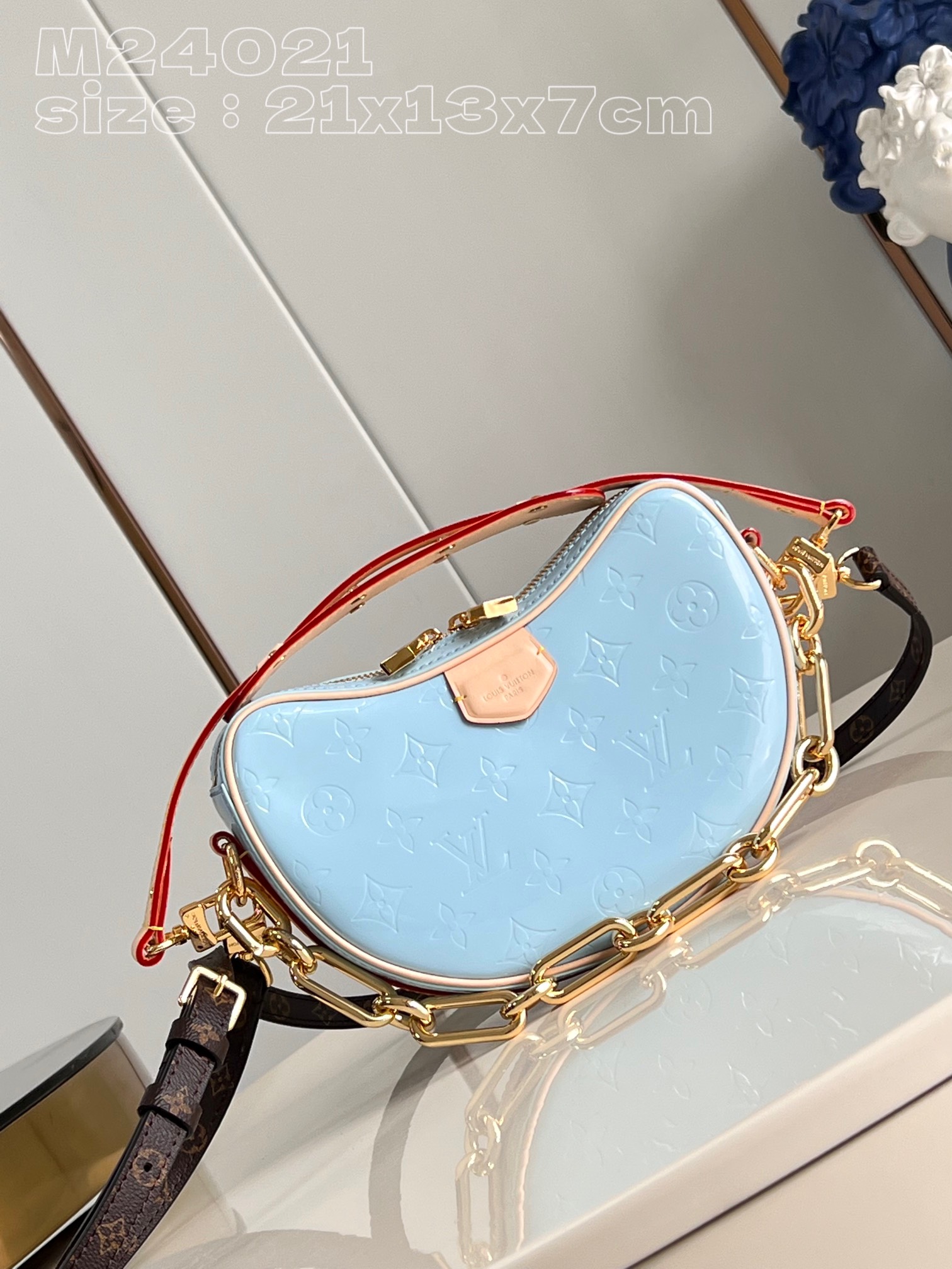 NO:401508,[Exclusive real photo M24021 blue] This Croissant small handbag is shiny Monogram Vernis cowhide leather implicitly imprinted Monogram pattern, and then upgrades the graceful style with pastel tones and removable metal chains. The inner patch pocket highlights functional considerations, and the removable shoulder straps achieve a short shoulder back experience. 21 x 13 x 7 cm (length x height x width) P.900, LV [original leather], louis vuitton, cowhide19860909【独家实拍 M24021蓝】本款 Croissant 小号手袋为亮泽 Monogram Vernis 牛皮革含蓄压印 Monogram 图案,再以粉彩色调和可拆卸金属链条升级雍容格调.内贴袋彰显功能考量,可拆卸肩带实现短肩背体验.21 x 13 x 7厘米(长度 x 高 x 宽) P.900,LV【原厂皮】,louis vuitton,cowhide,Bag