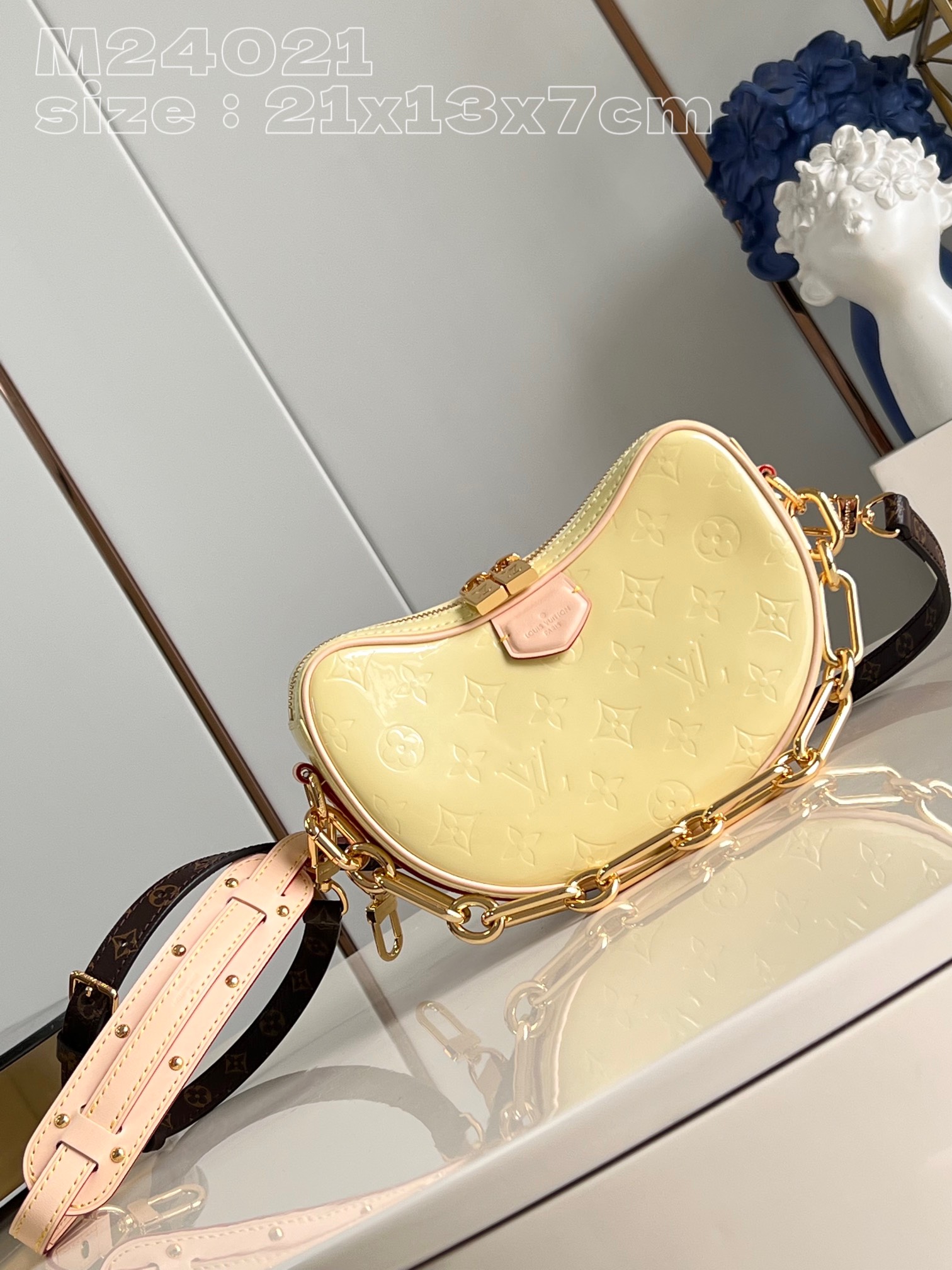 NO:401506,[Exclusive real photo M24021 yellow] M24020 This Croissant small handbag is a shiny Monogram Vernis cowhide leather implicitly imprinted Monogram pattern, and then upgrades the elegant style with pastel tones and removable metal chains. The inner patch pocket shows functional considerations, and the removable shoulder straps achieve a short shoulder back experience. 21 x 13 x 7 cm (length x height x width) P.900, LV [original leather], louis vuitton, cowhide19860909【独家实拍 M24021黄】M24020 本款 Croissant 小号手袋为亮泽 Monogram Vernis 牛皮革含蓄压印 Monogram 图案,再以粉彩色调和可拆卸金属链条升级雍容格调.内贴袋彰显功能考量,可拆卸肩带实现短肩背体验.21 x 13 x 7厘米(长度 x 高 x 宽) P.900,LV【原厂皮】,louis vuitton,cowhide,Bag
