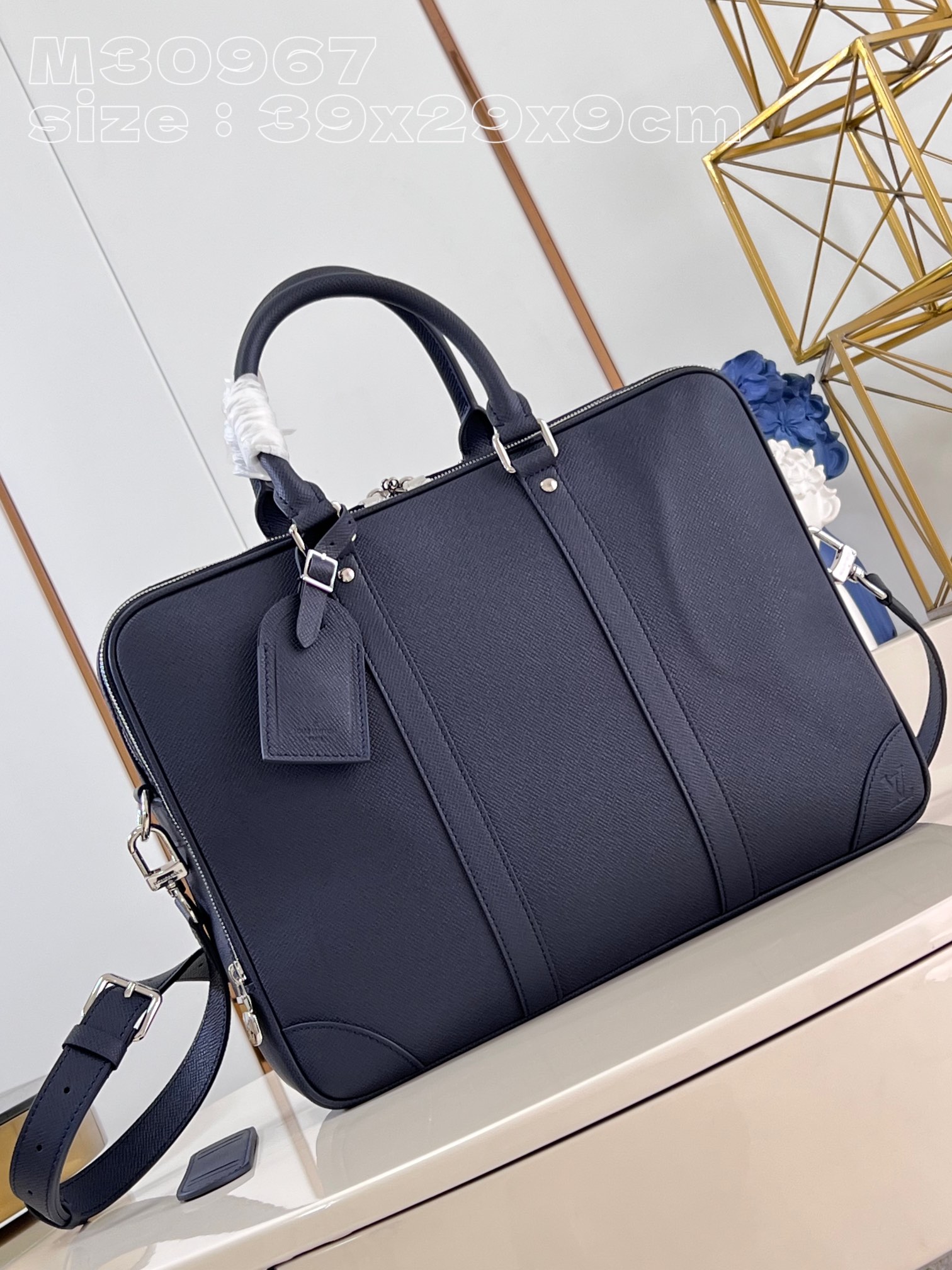 NO:401533,【Exclusive real photo M30967 blue】The Taga leather used in this Voyage large briefcase is made of cowhide leather polished, softened and imprinted with craftsmanship texture. Enriched space can accommodate laptops, notepads and business needs. 39.5 x 29 x 9 cm (length x height x width) M.1000,LV [original leather],louis vuitton,cowhide19860909【独家实拍 M30967蓝】本款 Voyage 大号公文包使用的 Taga 皮革是将牛皮革打磨、柔化处理后压印工致纹理而成.充裕空间可容纳笔记本电脑、记事本和商务所需. 39.5 x 29 x 9厘米(长度 x 高 x 宽) M.1000,LV【原厂皮】,louis vuitton,cowhide,Bag