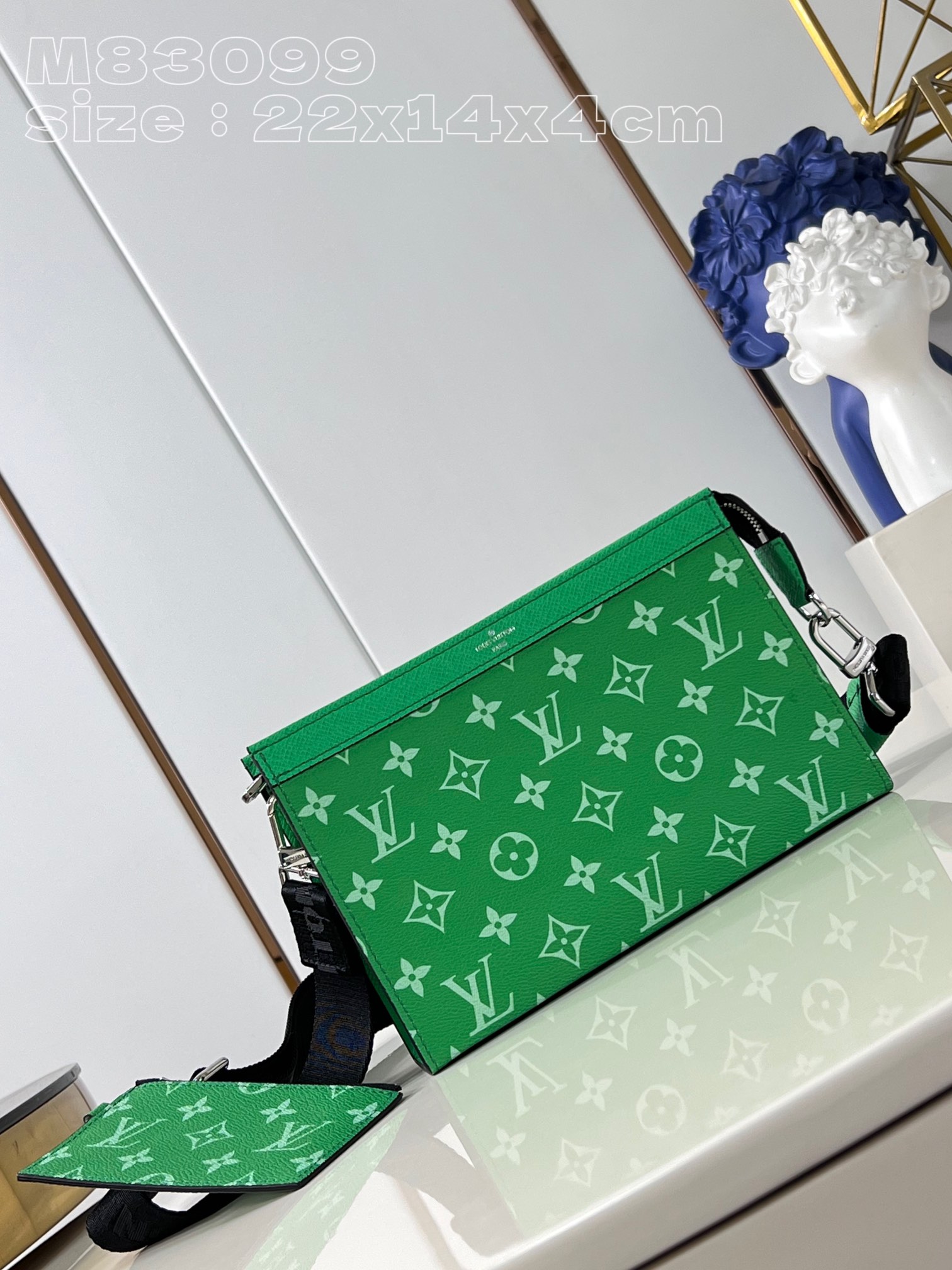 NO:401523,【Exclusive real photo M83099 green set】Gaston Wearable Wallet handbag was born from Louis Vuitton Pochette Voyage clutch, cut out with Monogram Eclipse Reverse leather to accommodate mobile phones and other travel needs. The removable and adjustable shoulder strap is equipped with a removable card clip, which is ideal for placing touch-free payment devices or transportation cards.22 x 14.5 x 4.5 cm (length x height x width) C.500,LV【original leather】,louis vuitton,louis vuitton,versace,handbag19860909【独家实拍 M83099绿套装】Gaston Wearable Wallet 手袋脱胎于路易威登 Pochette Voyage 手拿包,以 Monogram Eclipse Reverse 皮革裁出适宜尺寸,可容纳手机等出行所需.可拆卸并调节的肩带配有可拆卸卡夹,是放置免触支付设备或交通卡的理想之所.22 x 14.5 x 4.5厘米(长度 x 高 x 宽) C.500,LV【原厂皮】,louis vuitton,louis vuitton,versace,handbag,Bag