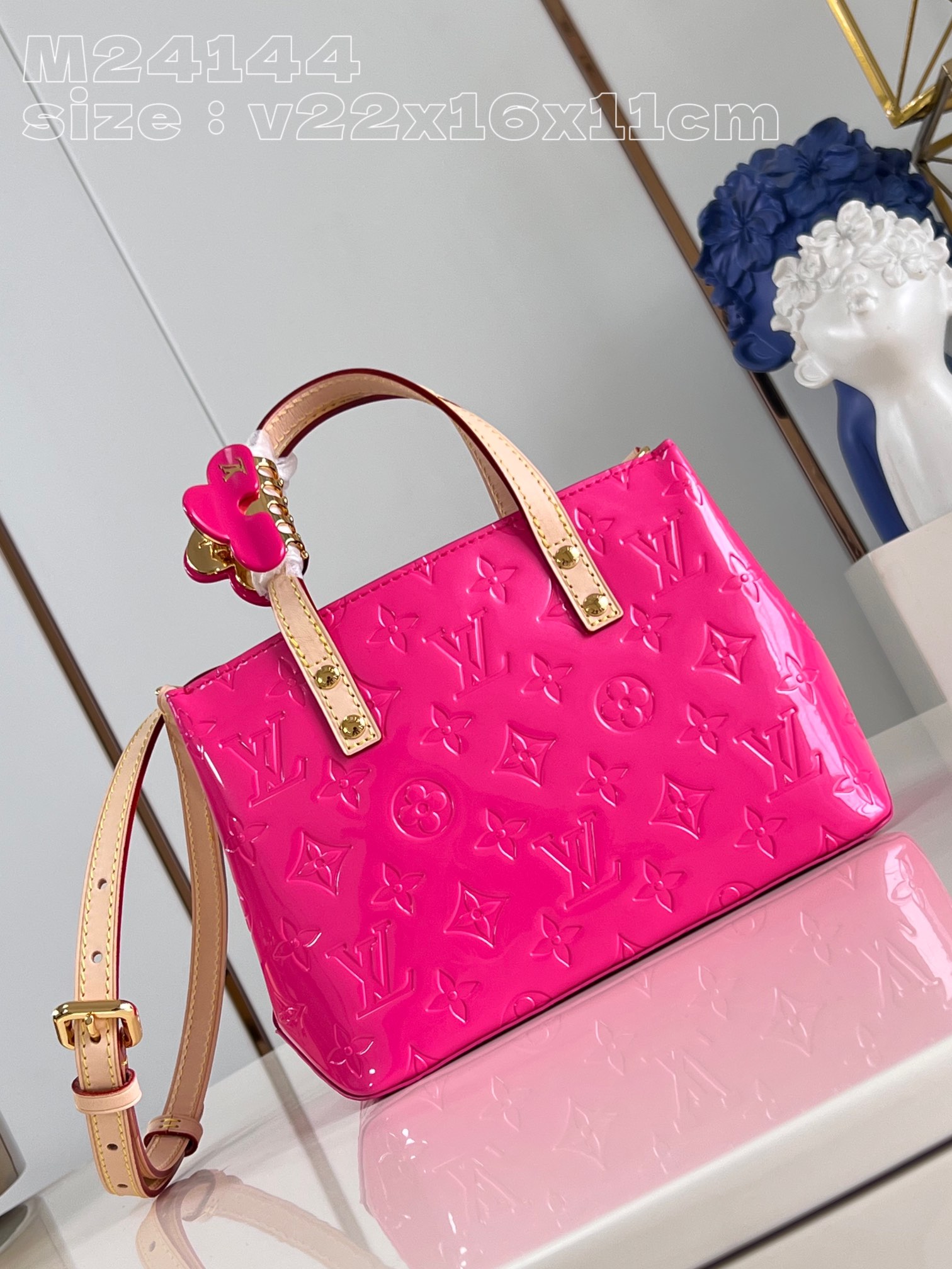 NO:401547,【Exclusive real photo M24144 rose red】This Read small handbag is made of shiny Monogram Vernis leather, paired with cowhide top handle and shoulder strap. The pink color tone traces the trend of the spring and summer series, which complements the Monogram embossed pattern. The bright hairpin adds a touch of exquisiteness. 22 x 16.5 x 11 cm (length x height x width) P.750, LV [original leather], louis vuitton, cowhide, hairpins19860909【独家实拍 M24144玫红】本款 Reade 小号手袋取材亮泽 Monogram Vernis 皮革,搭配牛皮革顶部手柄和肩带.粉彩色调溯源 春夏系列的潮流风尚,与 Monogram 压纹图案相得益彰.明丽发夹再添考究一笔.22 x 16.5 x 11厘米(长度 x 高 x 宽）P.750,LV【原厂皮】,louis vuitton,cowhide,hairpins,Bag