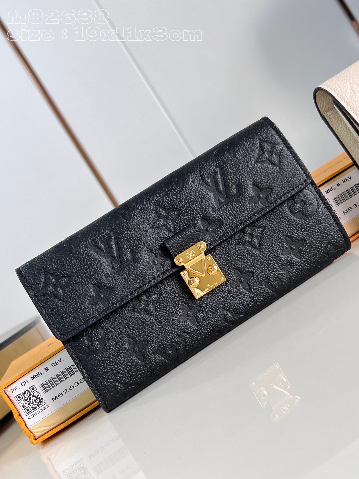 顶级原单M82638黑這款Sarah錢包採用MonogramEmpreinte皮革製作可完美配襯Meti