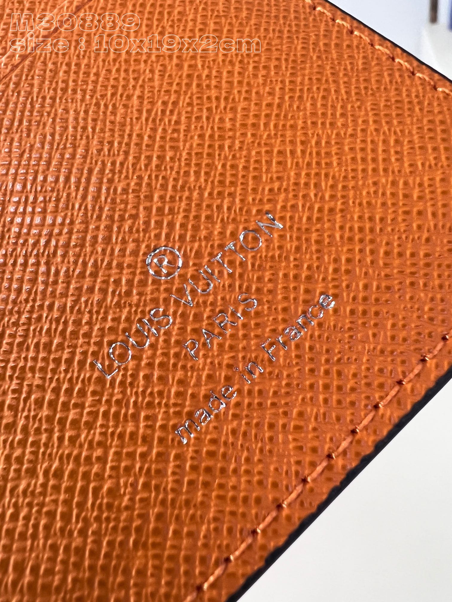 顶级原单M30889橙本款Brazza钱夹取材Monogram帆布和Taïga皮革借同一色调令帆布表面的