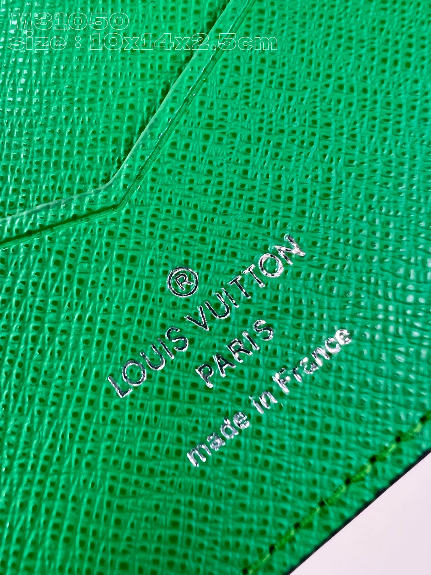 顶级原单M31050绿本款护照套以雅致风格和实用细节谱写Taïgarama系列基调为经典Monogram