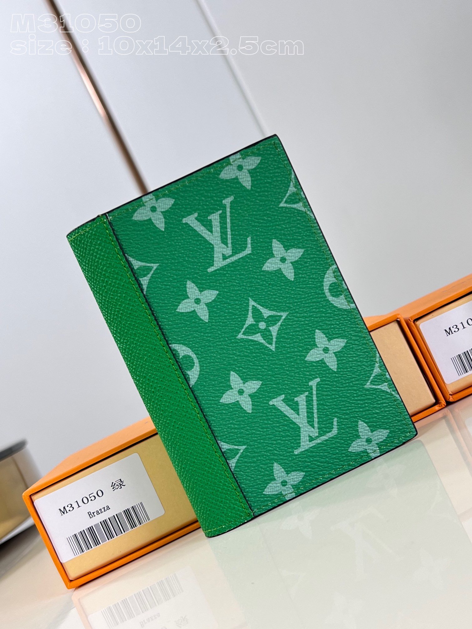 顶级原单M31050绿本款护照套以雅致风格和实用细节谱写Taïgarama系列基调为经典Monogram