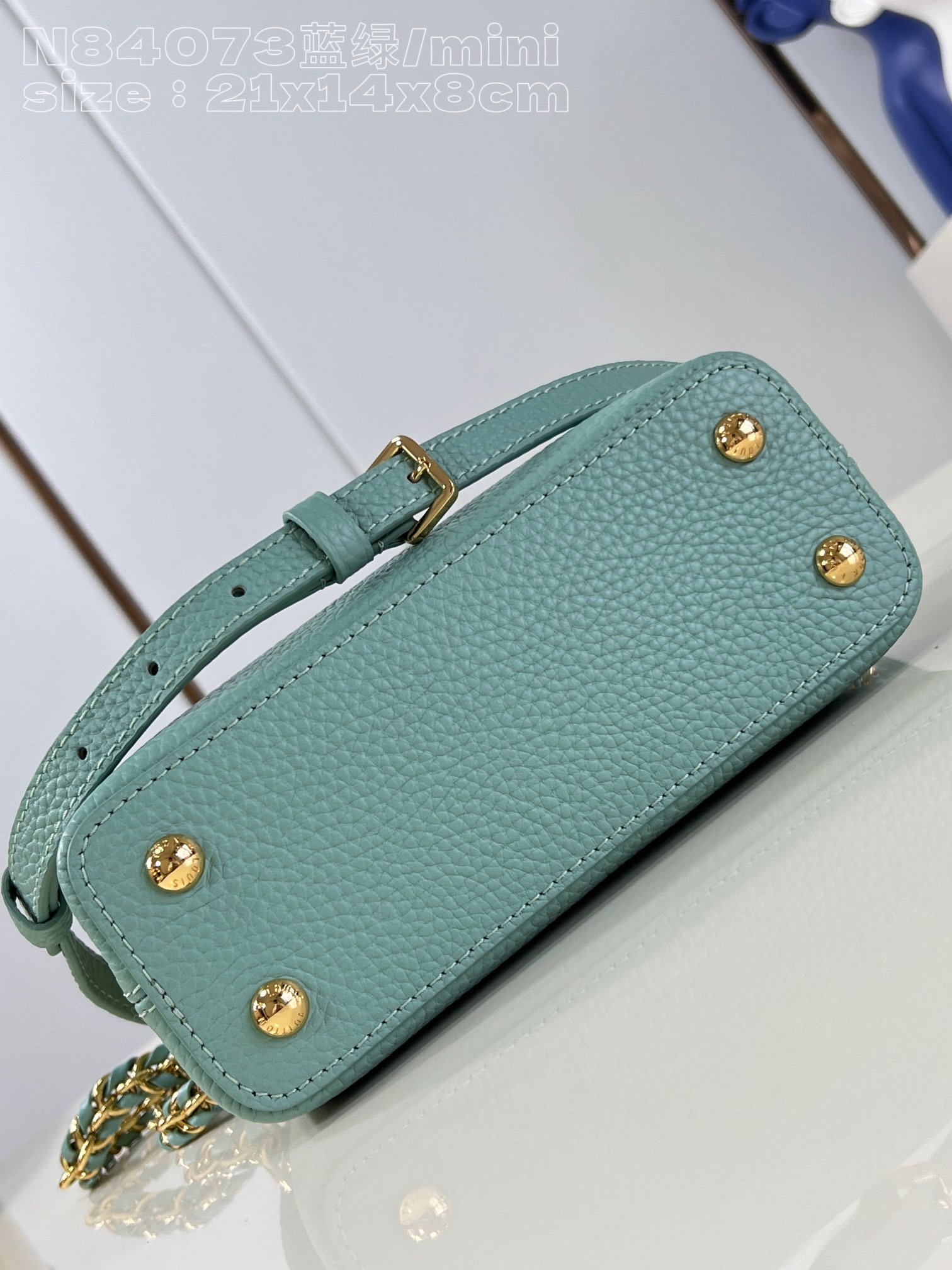 顶级原单N84073蓝绿/迷你本款Capucinesmini手袋采用Taurillon皮革塑造玲珑构型以